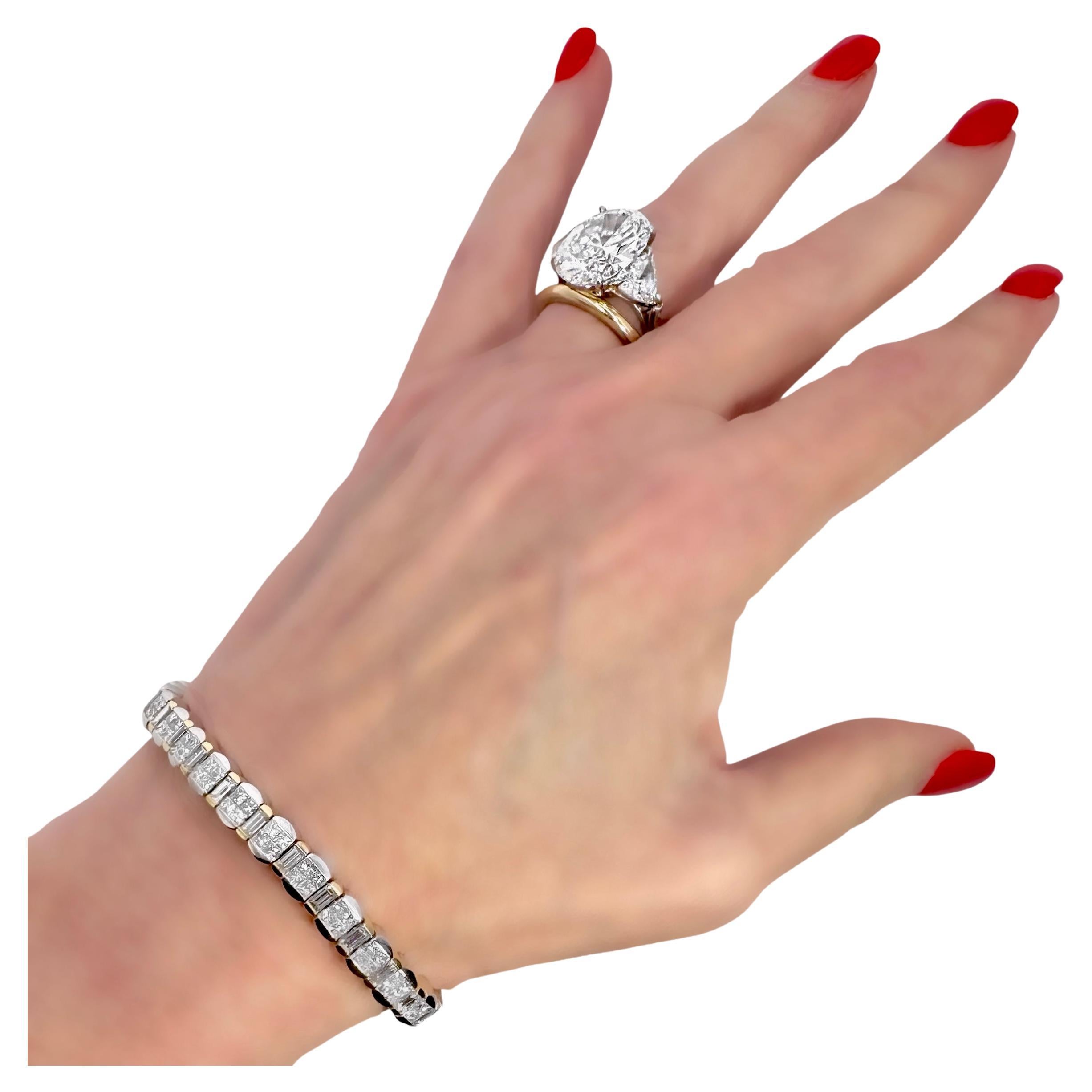 Contemporary 18k White and Yellow Gold Diamond Line Bracelet For Sale 6