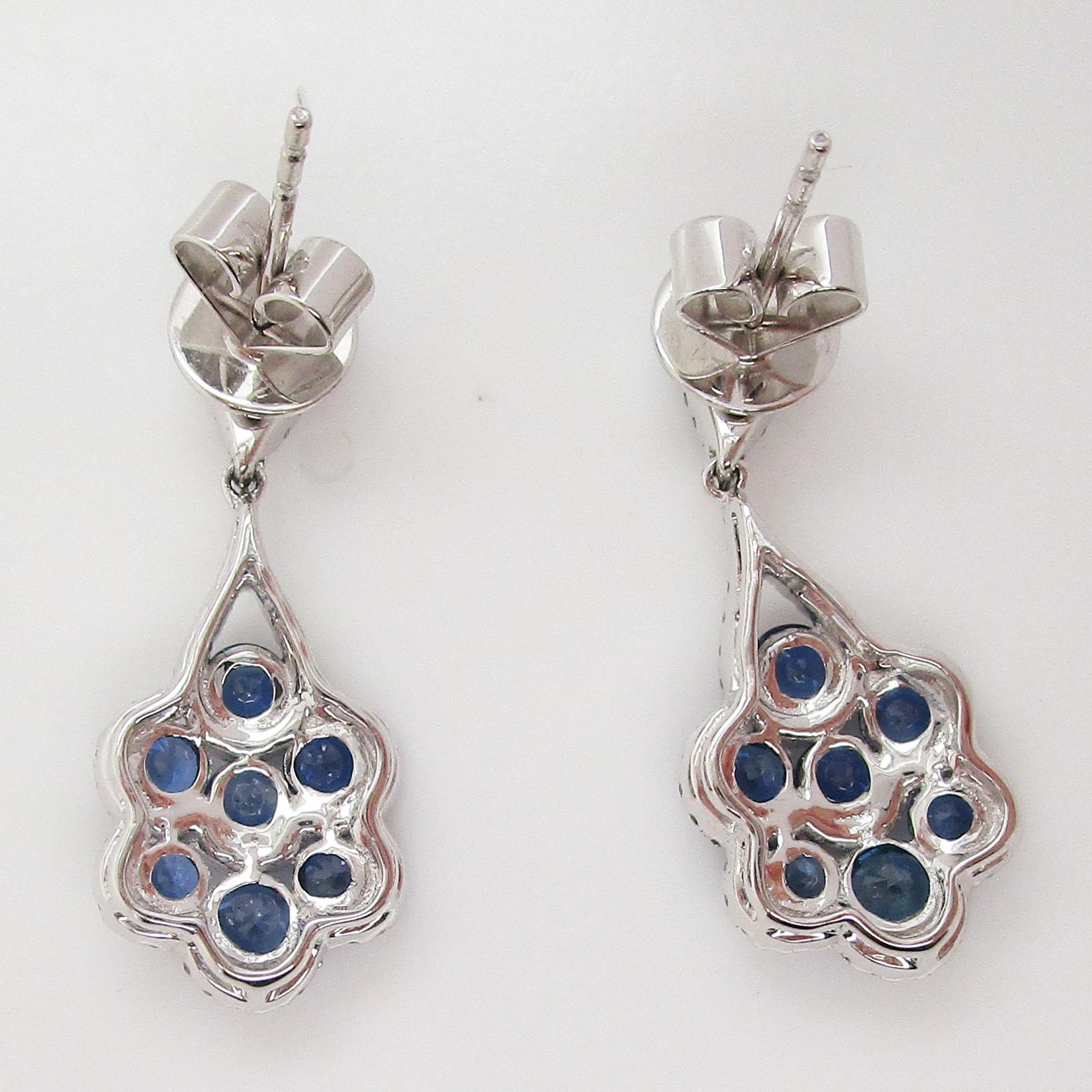 Taille ronde Pendants d'oreilles contemporains en or blanc 18 carats avec saphir bleu et diamants en vente
