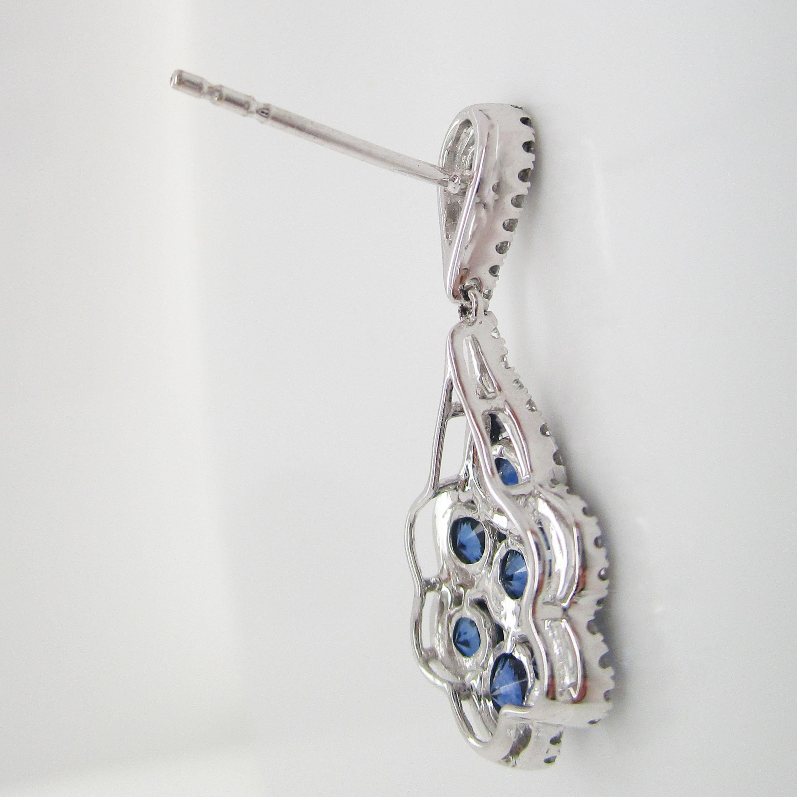 Pendants d'oreilles contemporains en or blanc 18 carats avec saphir bleu et diamants Excellent état - En vente à Lexington, KY