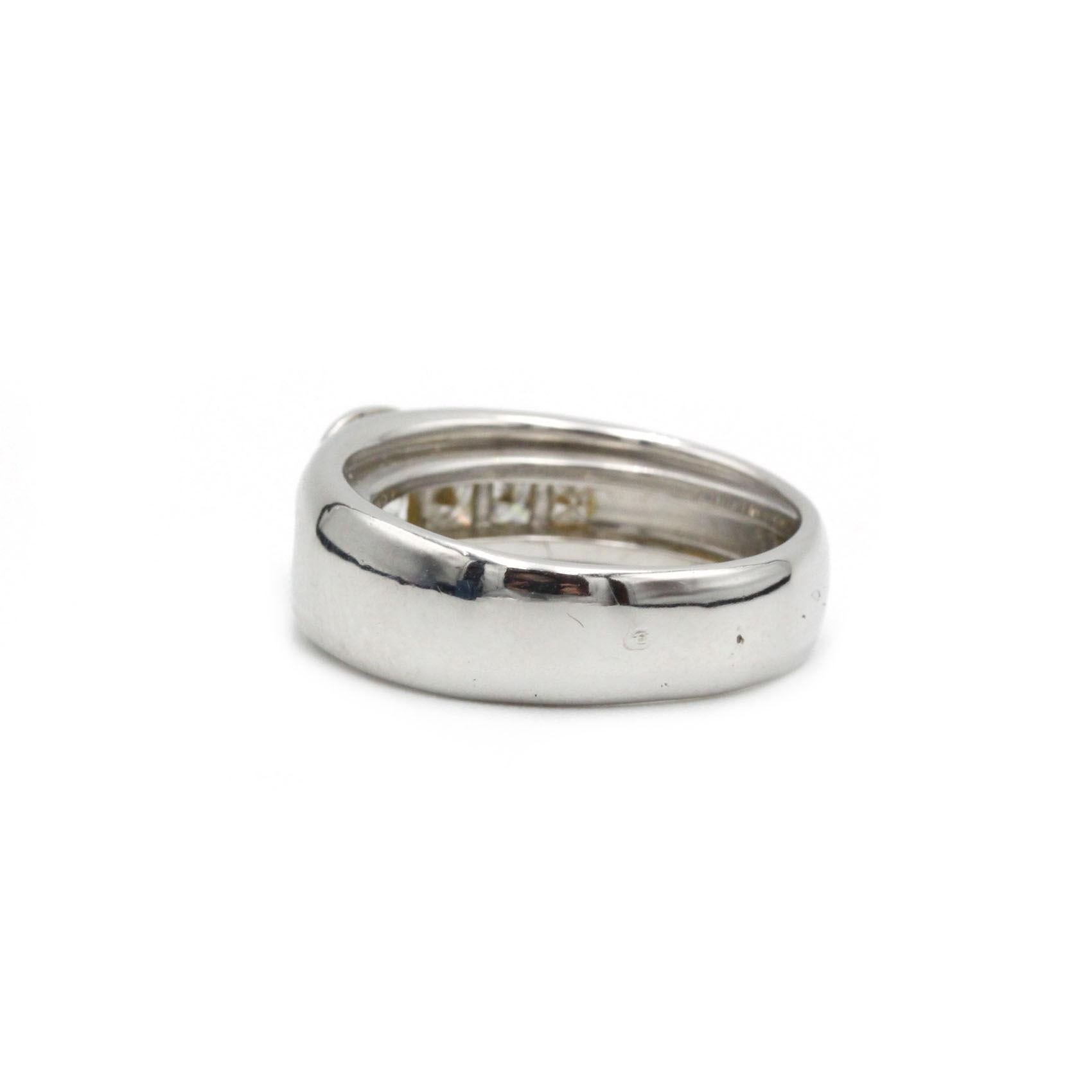 Questo elegante e moderno bracciale in oro bianco combina una presenza audace con uno scintillio raffinato. Realizzato in oro bianco 18 carati (750‰), il gambo delicatamente affusolato sostiene un castone che ospita un diamante rotondo brillante di