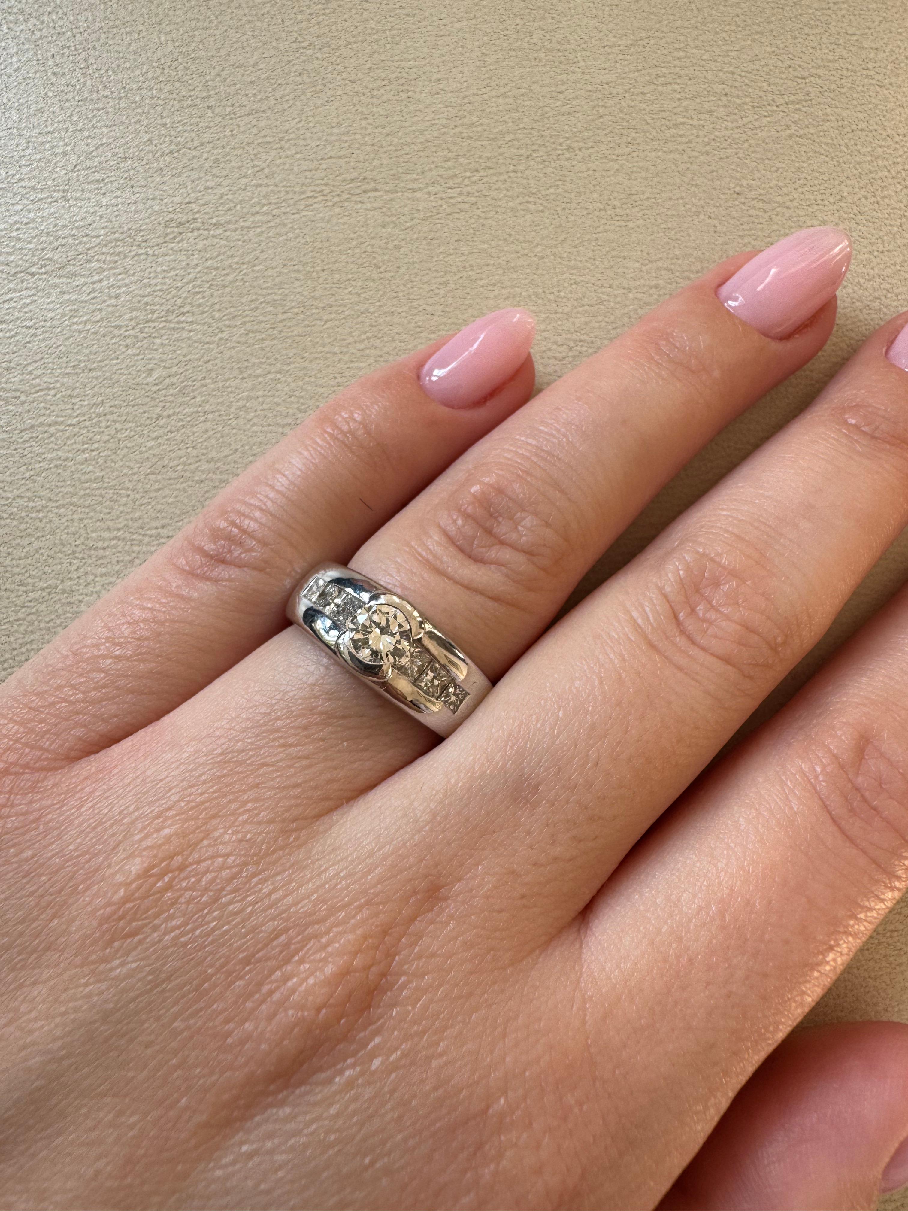 Contemporary 18K White Gold Diamond Band with 0.55 ct Round Center and Six Princ In Good Condition For Sale In MONTMORENCY, FR