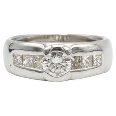 Moderna Banda de Diamantes de Oro Blanco de 18 K con Centro Redondo de 0,55 ct y Seis Princ