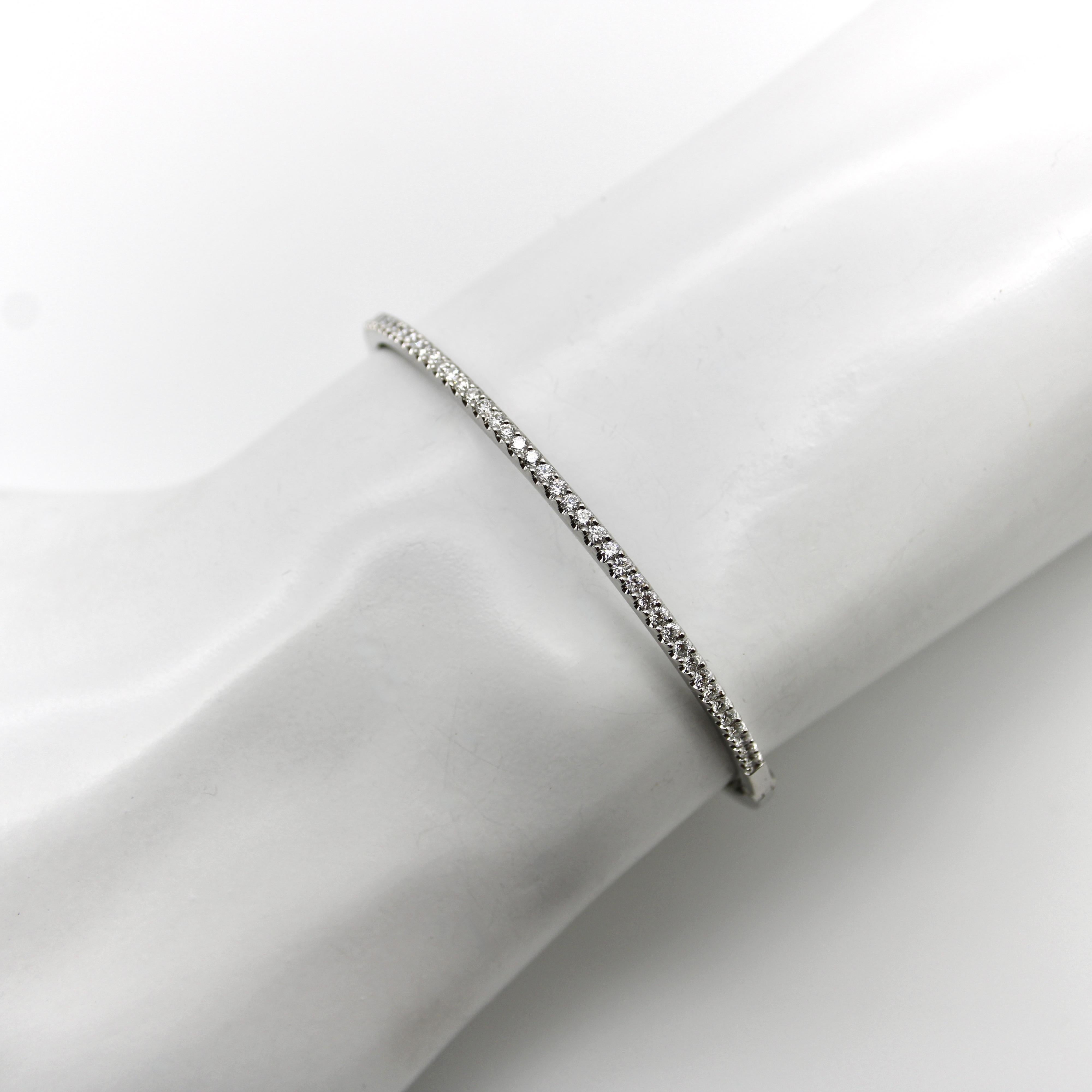 Bracelet contemporain en or blanc 18K avec diamants en vente 3