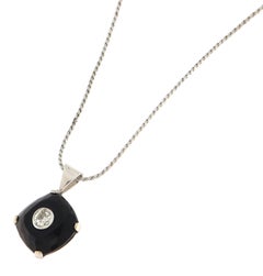 Collana contemporanea con pendente a goccia in oro bianco 18 carati con diamanti e onice incastonati a castone