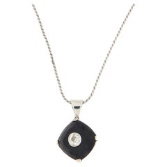 Collana contemporanea con pendente a goccia in oro bianco 18 carati con diamanti e onice incastonati a castone