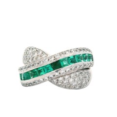 Contemporary 18k White Gold Emerald & Diamond Ring