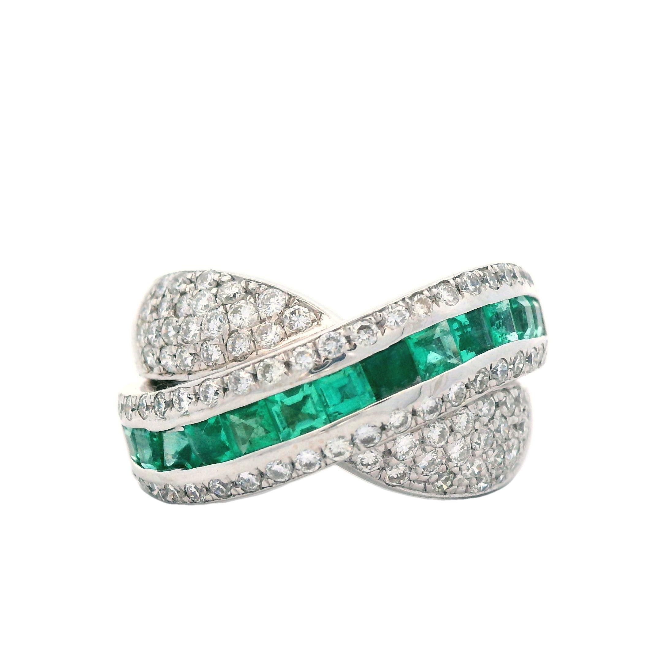 Contemporary 18k White Gold Emerald & Diamond Ring In Excellent Condition For Sale In Lexington, KY