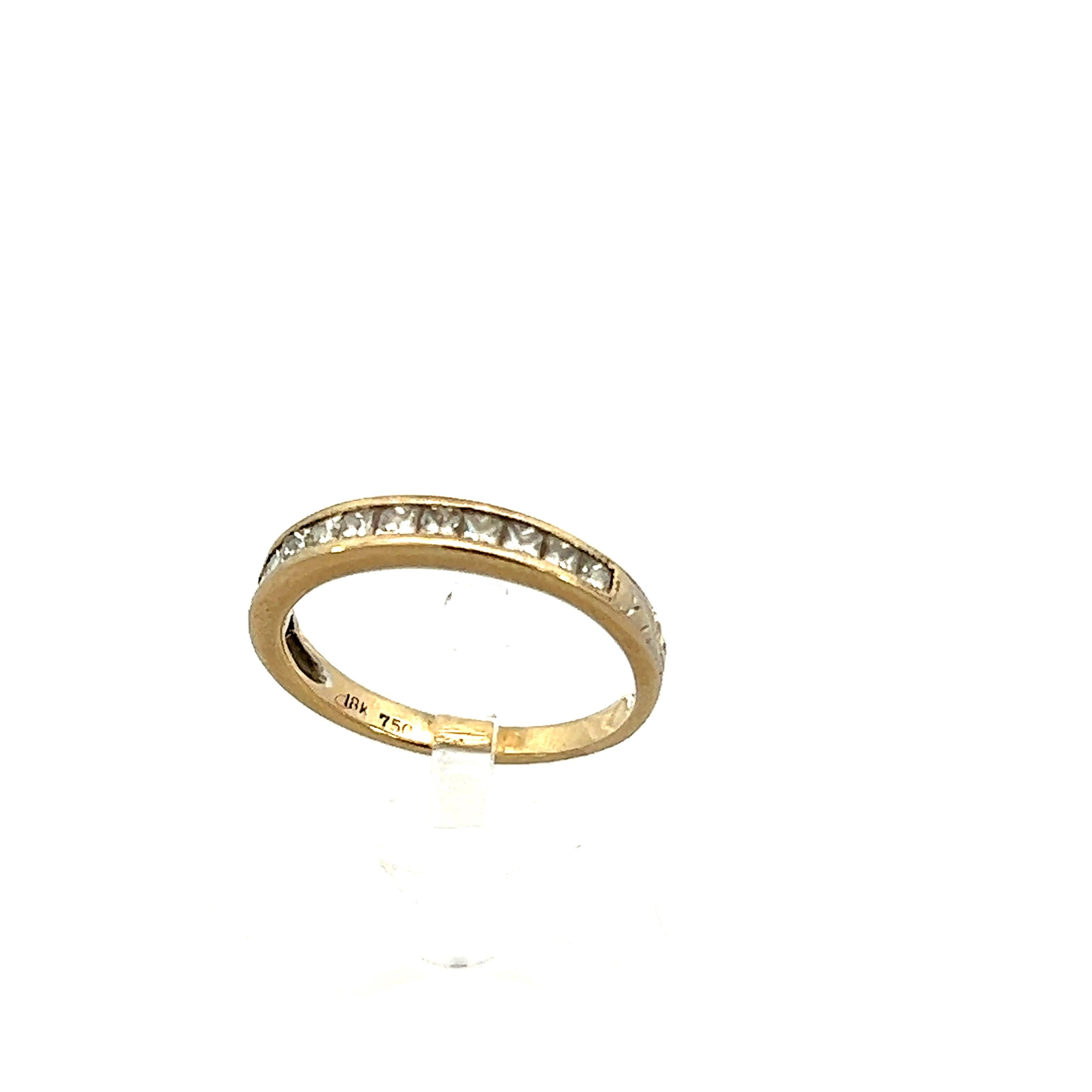 Dieser zeitgenössische Ring besteht aus 18 Karat Weißgold mit handgravierten Diamanten im Prinzessinnenschliff. Weißgold ist eine zeitlose, ästhetische Kombination mit Diamanten und ist haltbarer und kratzfester als Gelbgold und Sterlingsilber. Der