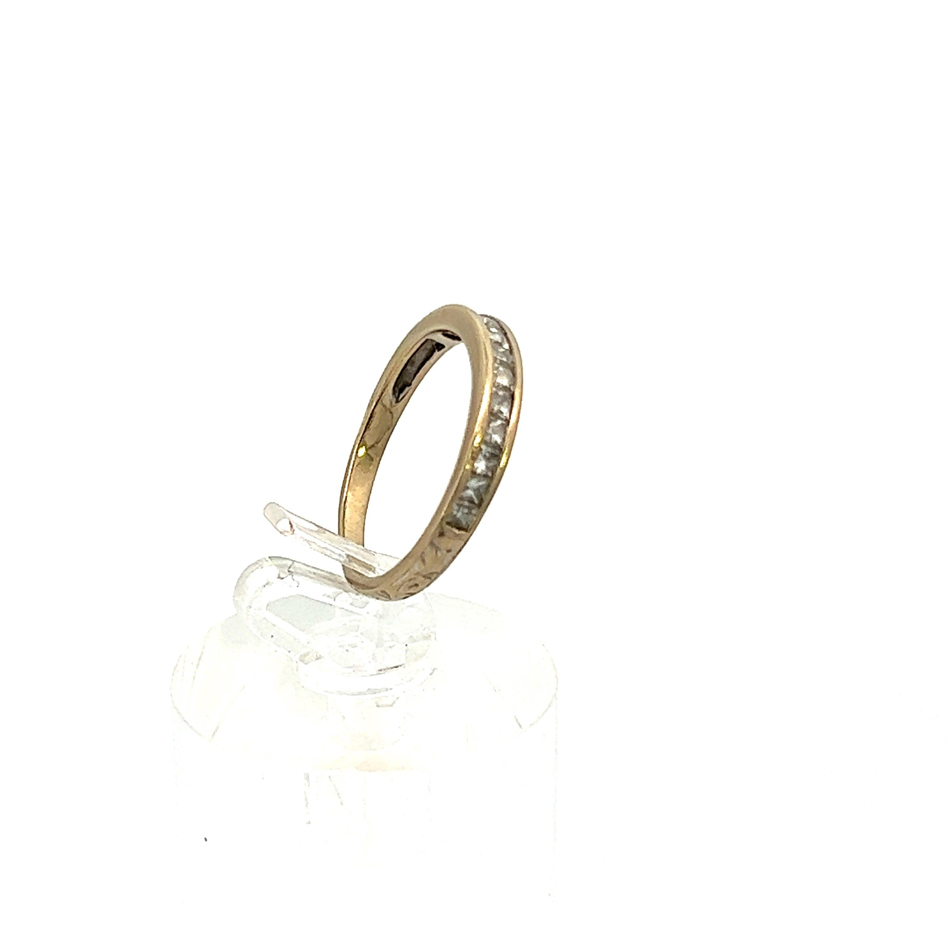 Contemporary 18K Weißgold Handgraviertes Diamantband im Prinzessinnenschliff  (Carréschliff) im Angebot