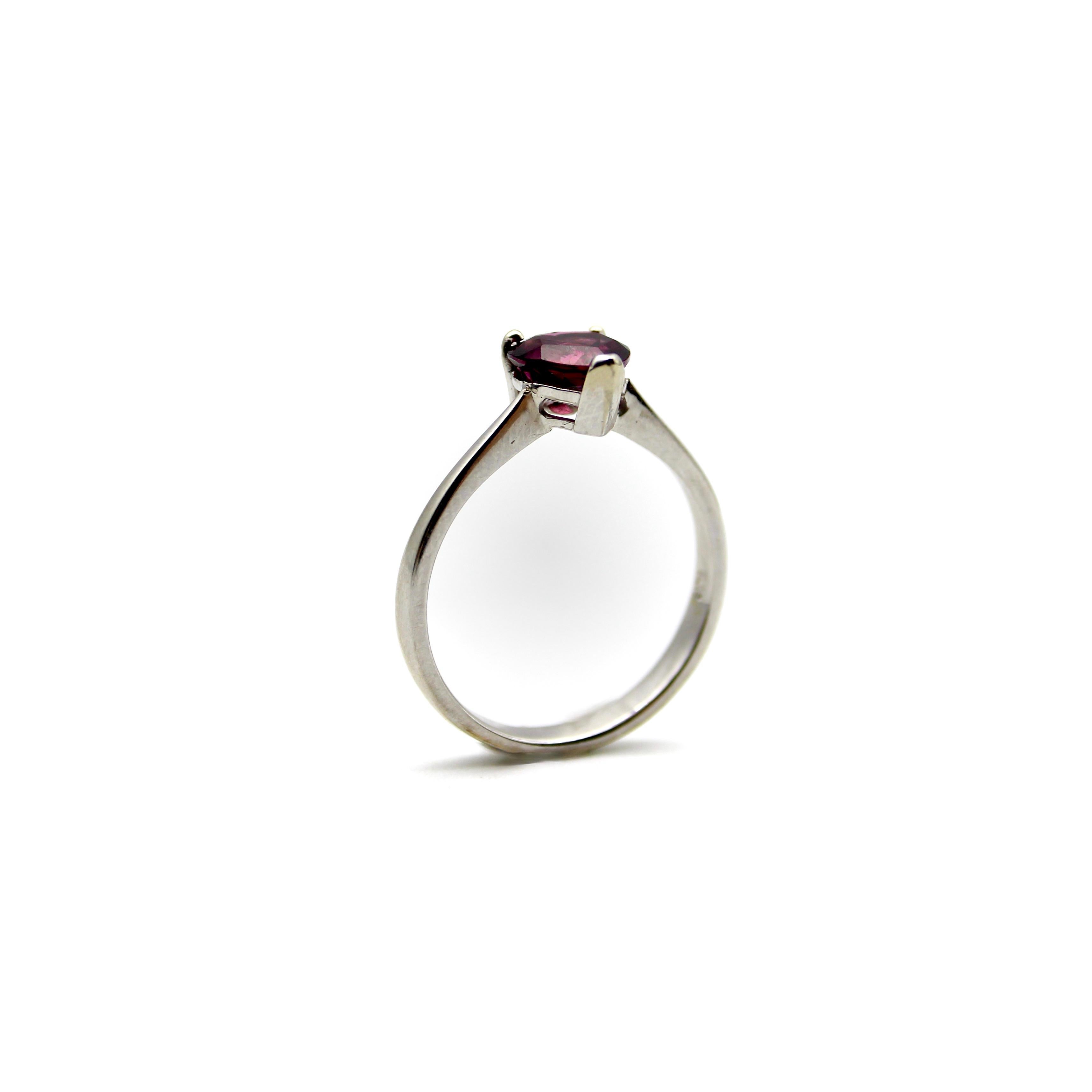 Contemporary 18K White Gold Heart Shaped Garnet Ring In Excellent Condition For Sale In Venice, CA