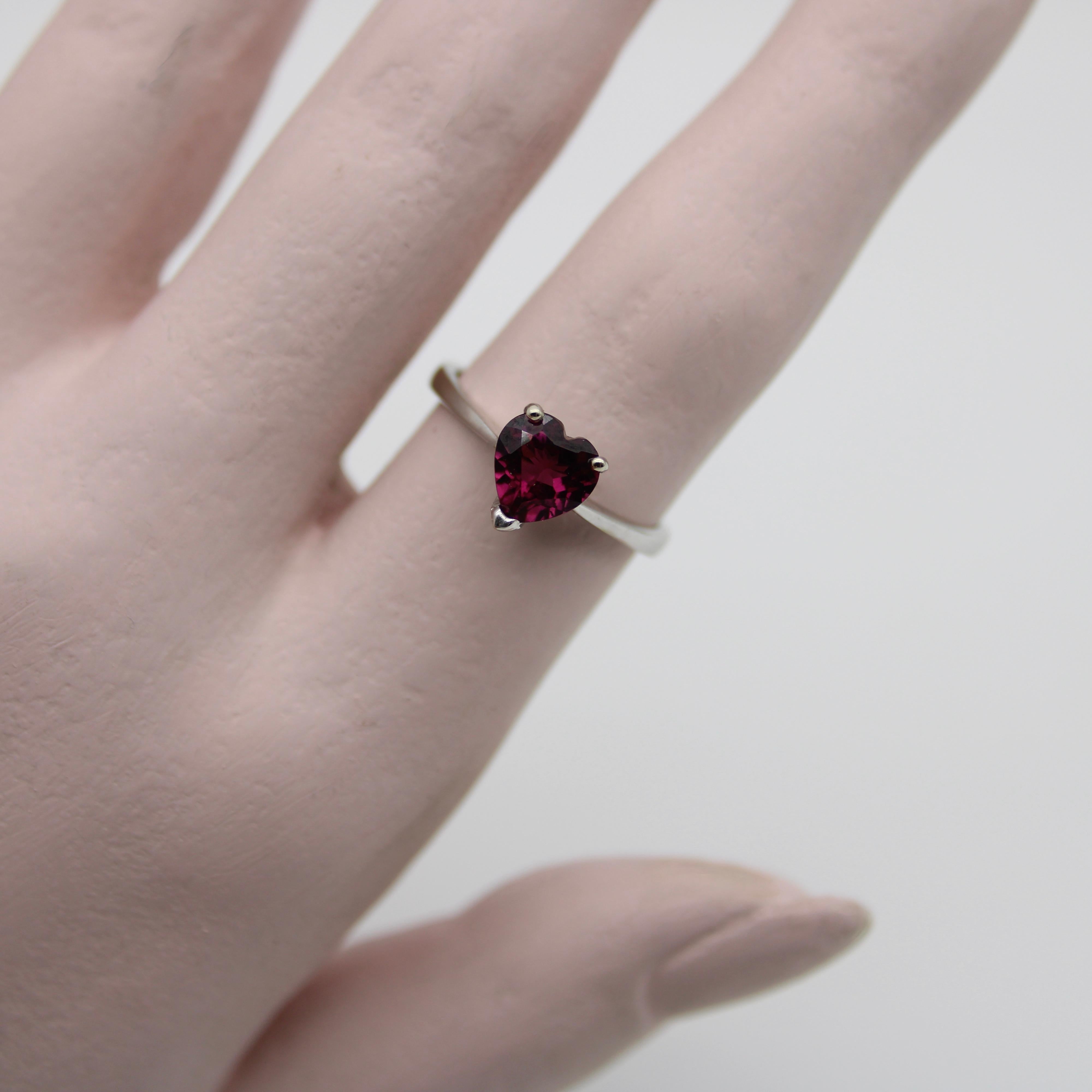 Contemporary 18K White Gold Heart Shaped Garnet Ring In Excellent Condition For Sale In Venice, CA