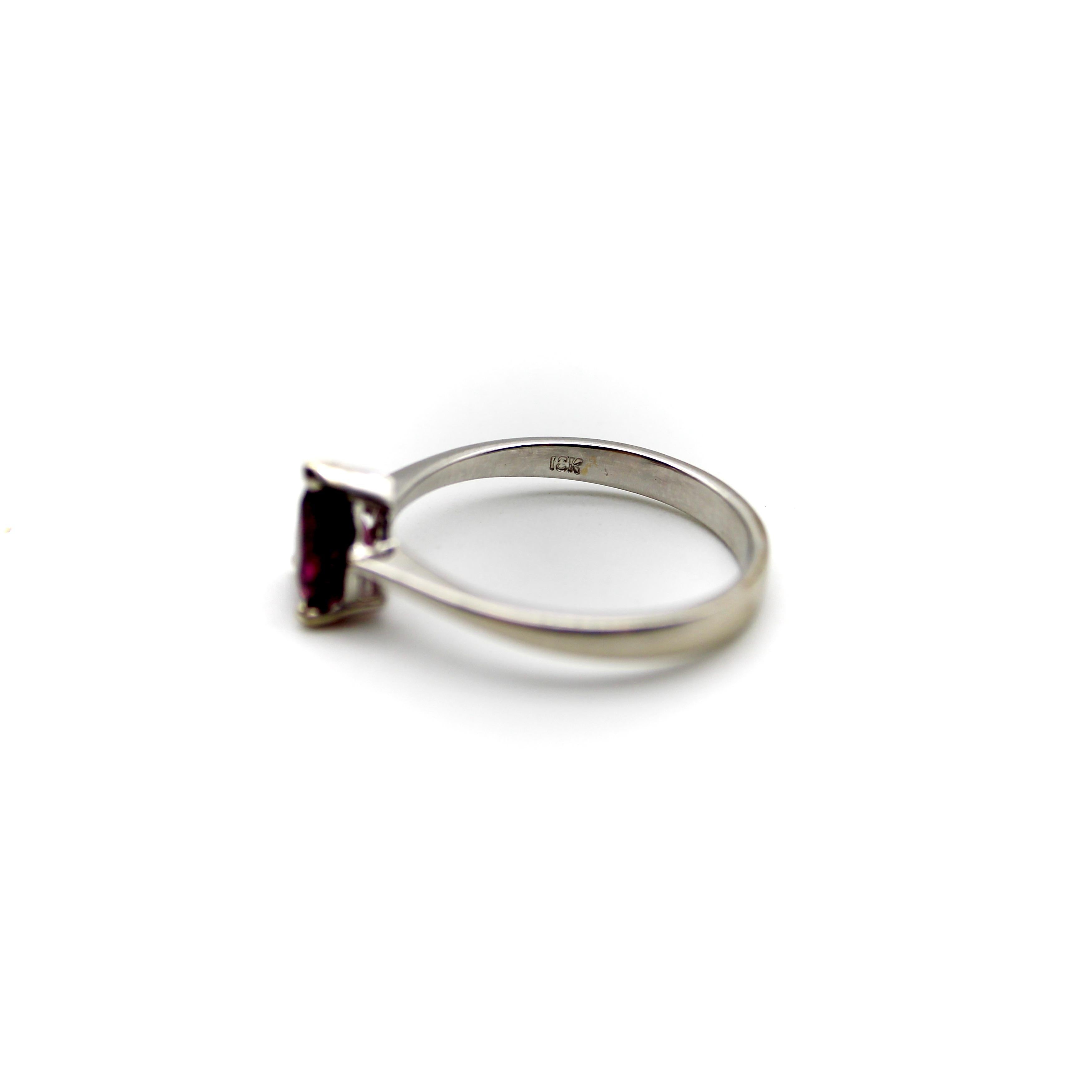Contemporary 18K White Gold Heart Shaped Garnet Ring For Sale 1