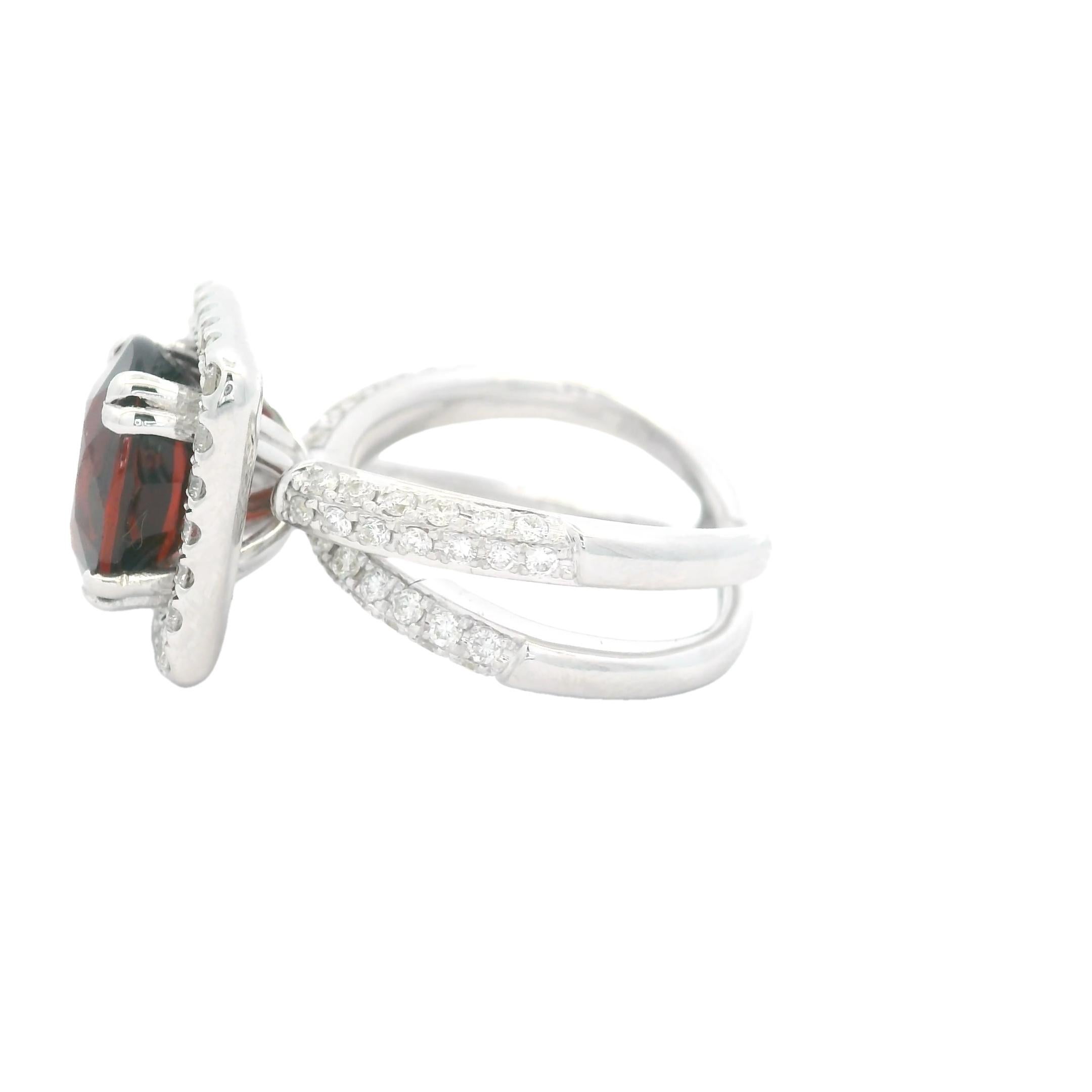 Anillo de cóctel contemporáneo de oro blanco de 18 quilates con granate ovalado y halo de diamantes Contemporáneo en venta