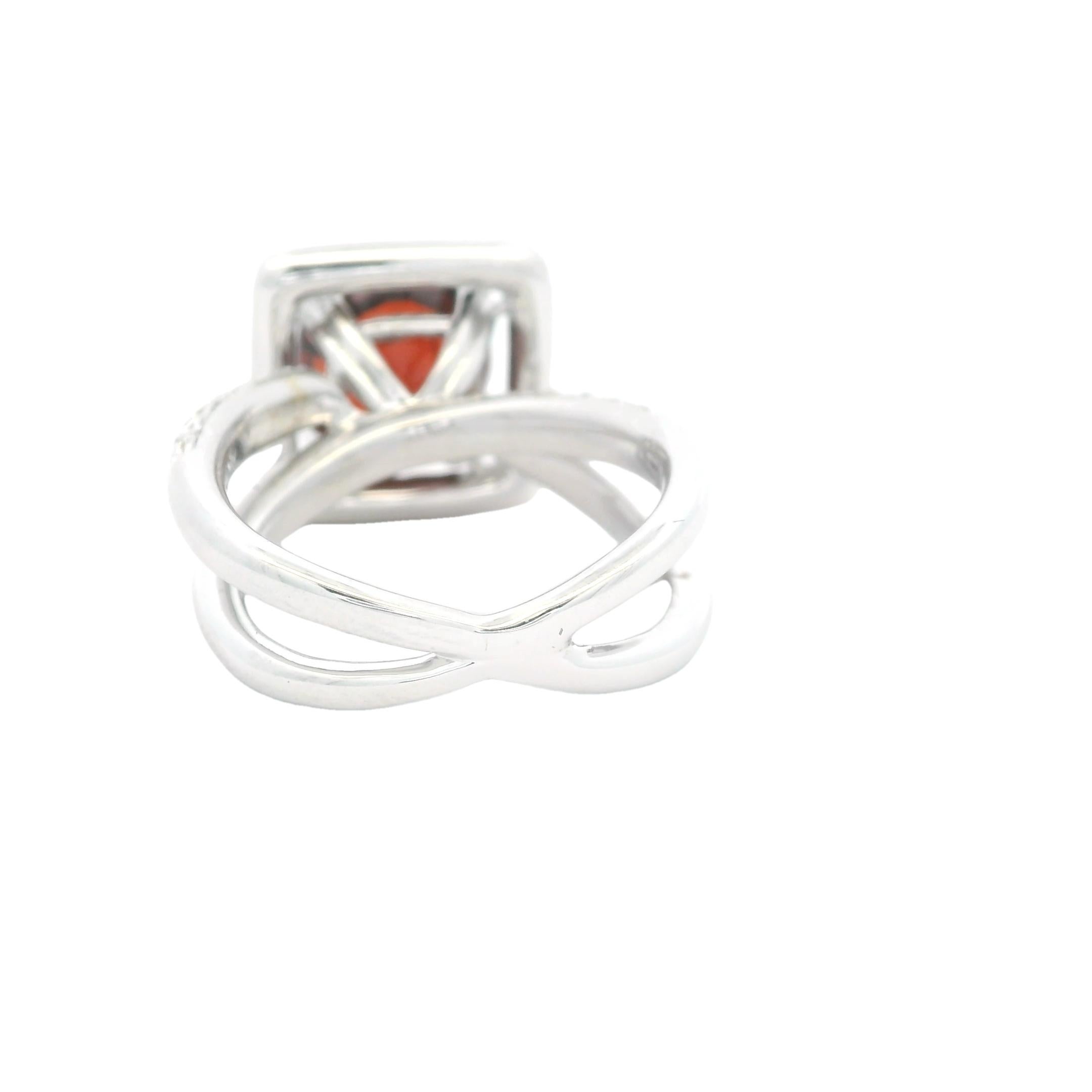 Anillo de cóctel contemporáneo de oro blanco de 18 quilates con granate ovalado y halo de diamantes Corte oval en venta