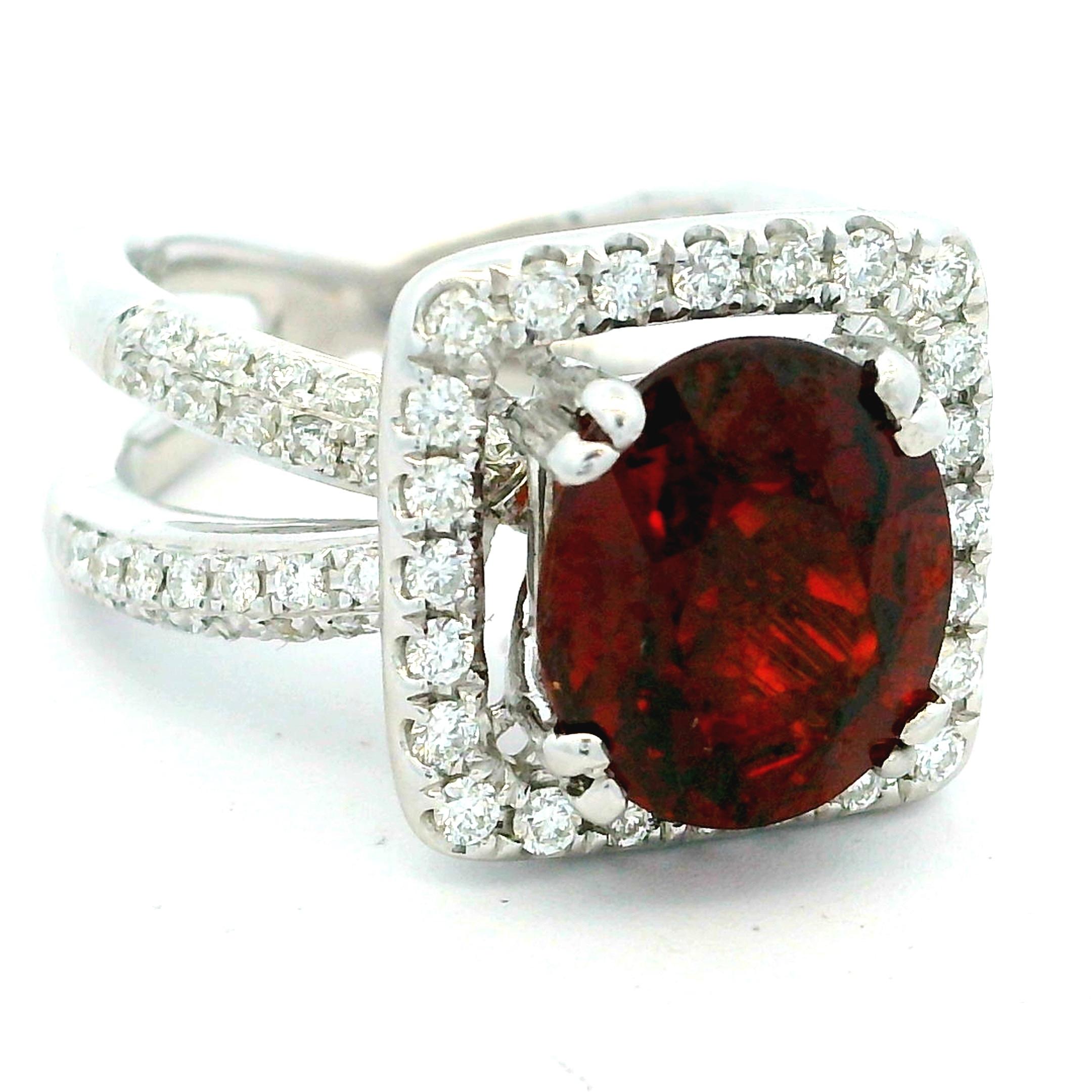 Anello cocktail ovale in oro bianco 18 carati con granato e diamanti In condizioni ottime in vendita a Miami, FL