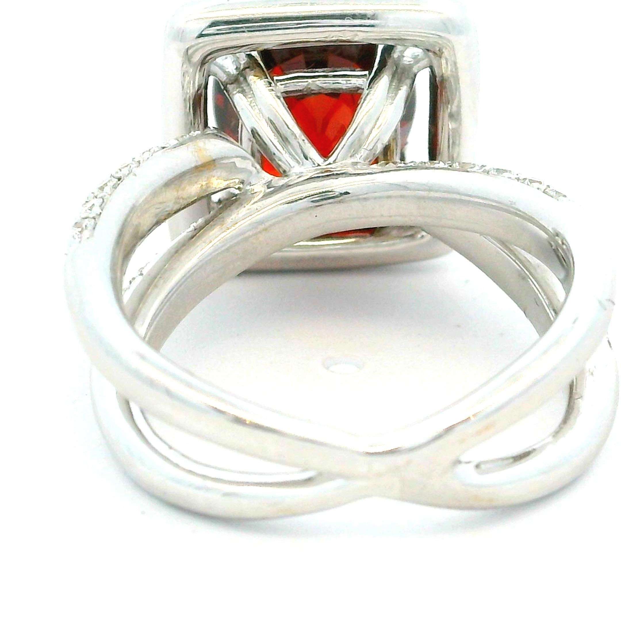 Anello cocktail ovale in oro bianco 18 carati con granato e diamanti in vendita 2