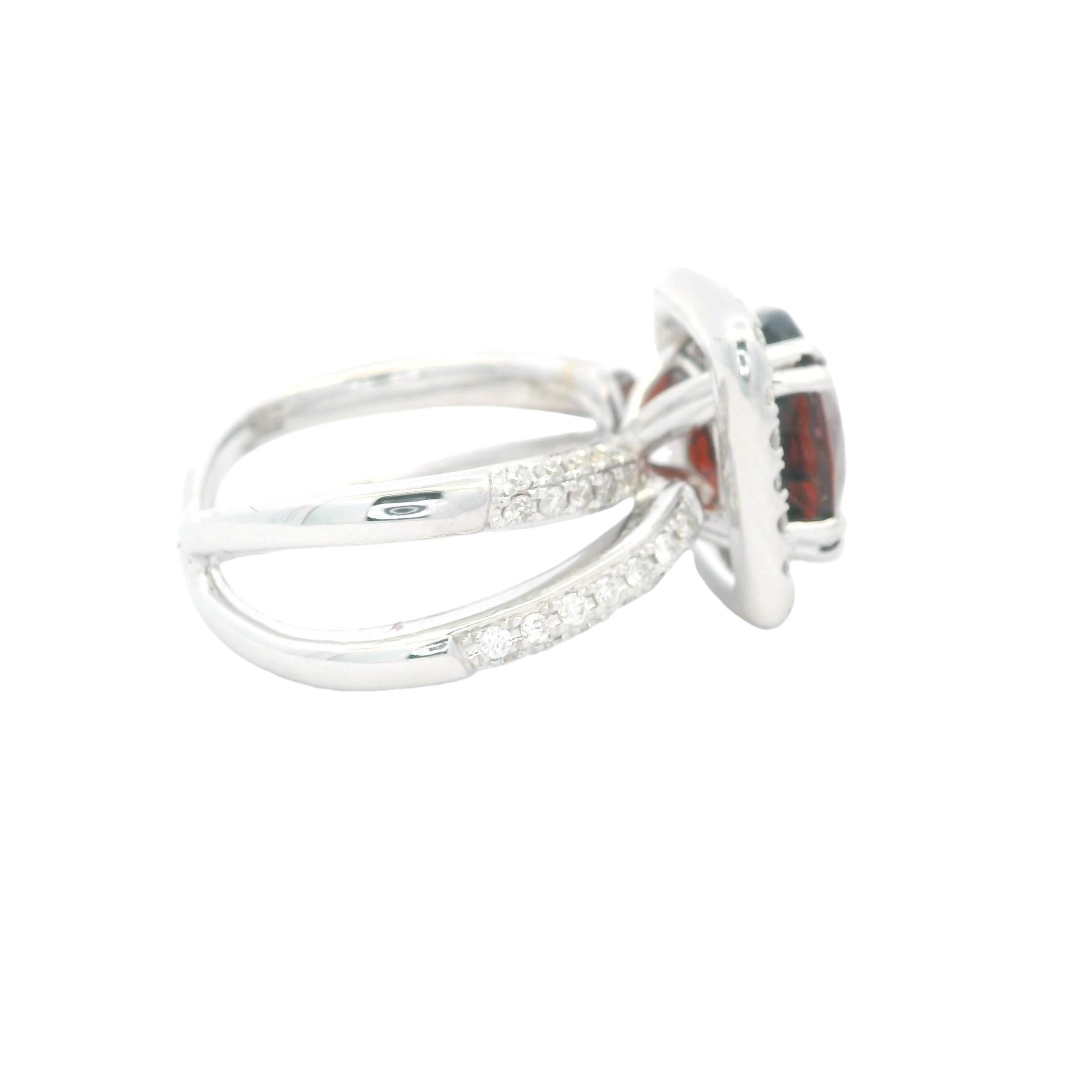 Anillo de cóctel contemporáneo de oro blanco de 18 quilates con granate ovalado y halo de diamantes en venta 3