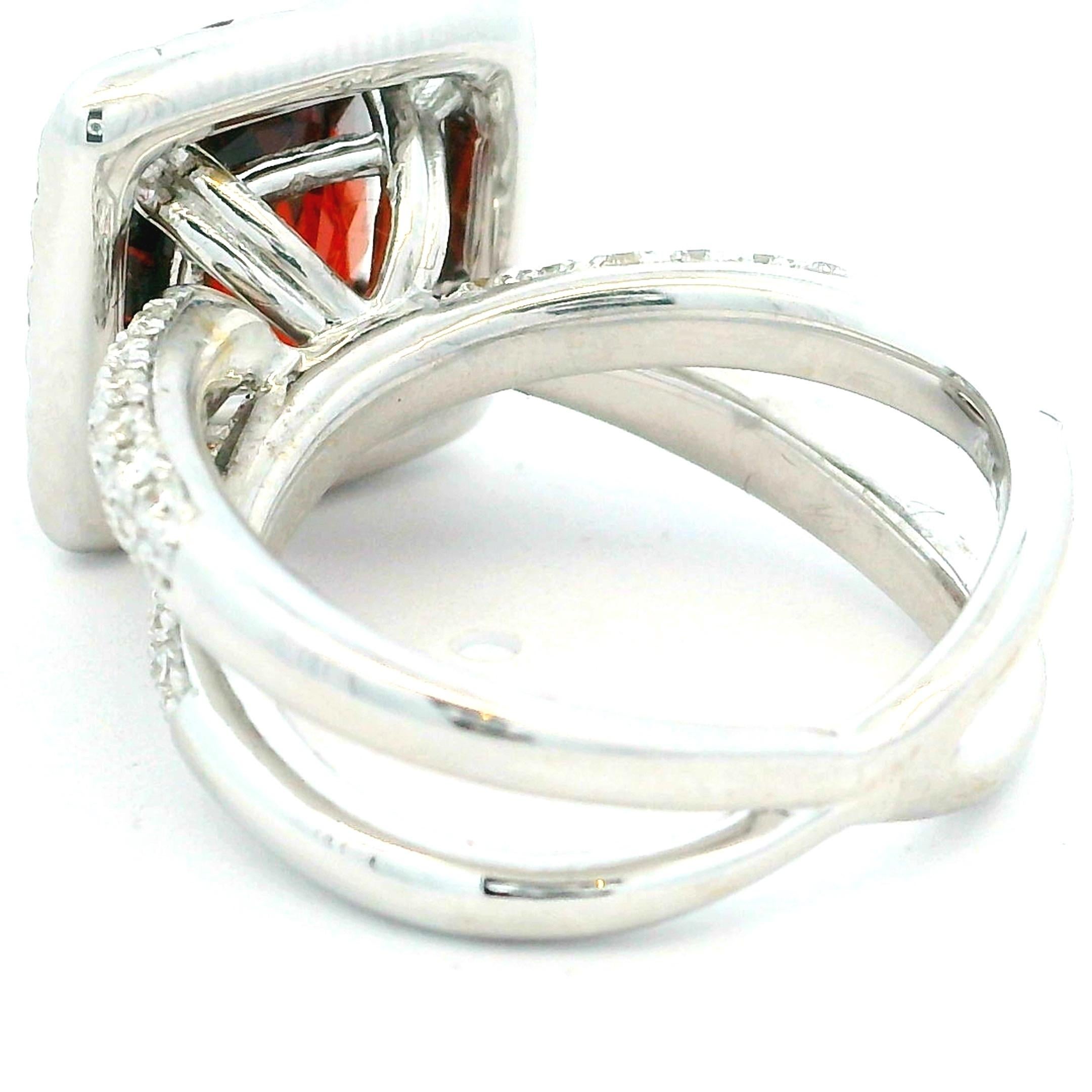 Anello cocktail ovale in oro bianco 18 carati con granato e diamanti in vendita 3