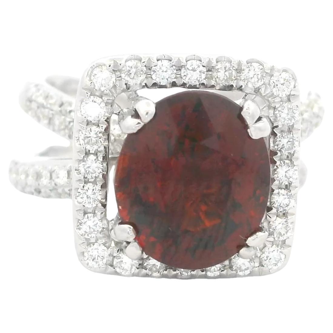 Anillo de cóctel contemporáneo de oro blanco de 18 quilates con granate ovalado y halo de diamantes