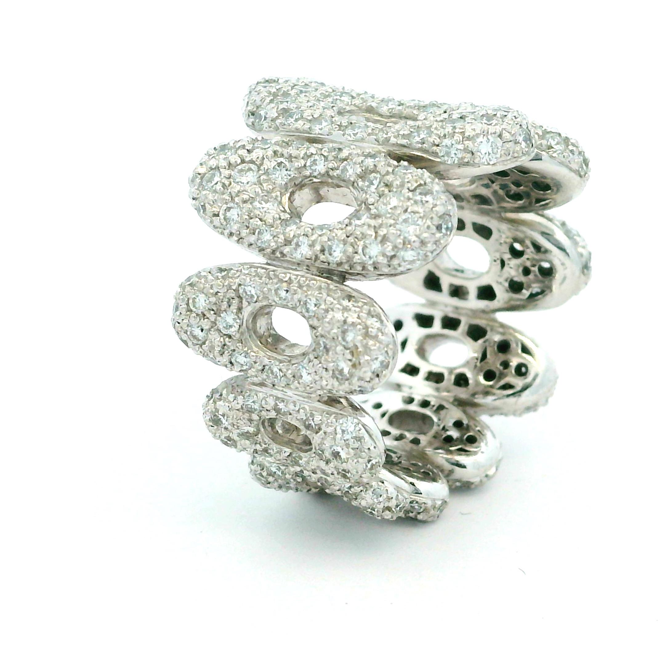 Anillo contemporáneo de oro blanco de 18 quilates con eslabón de pavé de diamantes, 3 quilates en venta 7