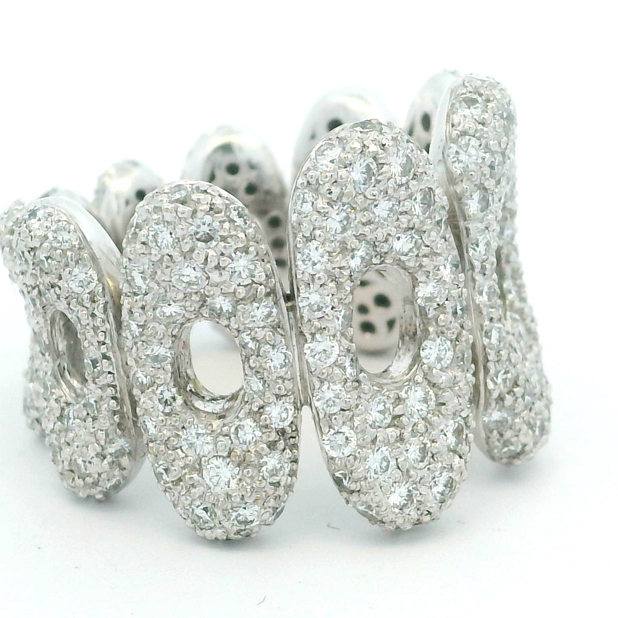 Anillo contemporáneo de oro blanco de 18 quilates con eslabón de pavé de diamantes, 3 quilates en Excelente estado para la venta en Miami, FL