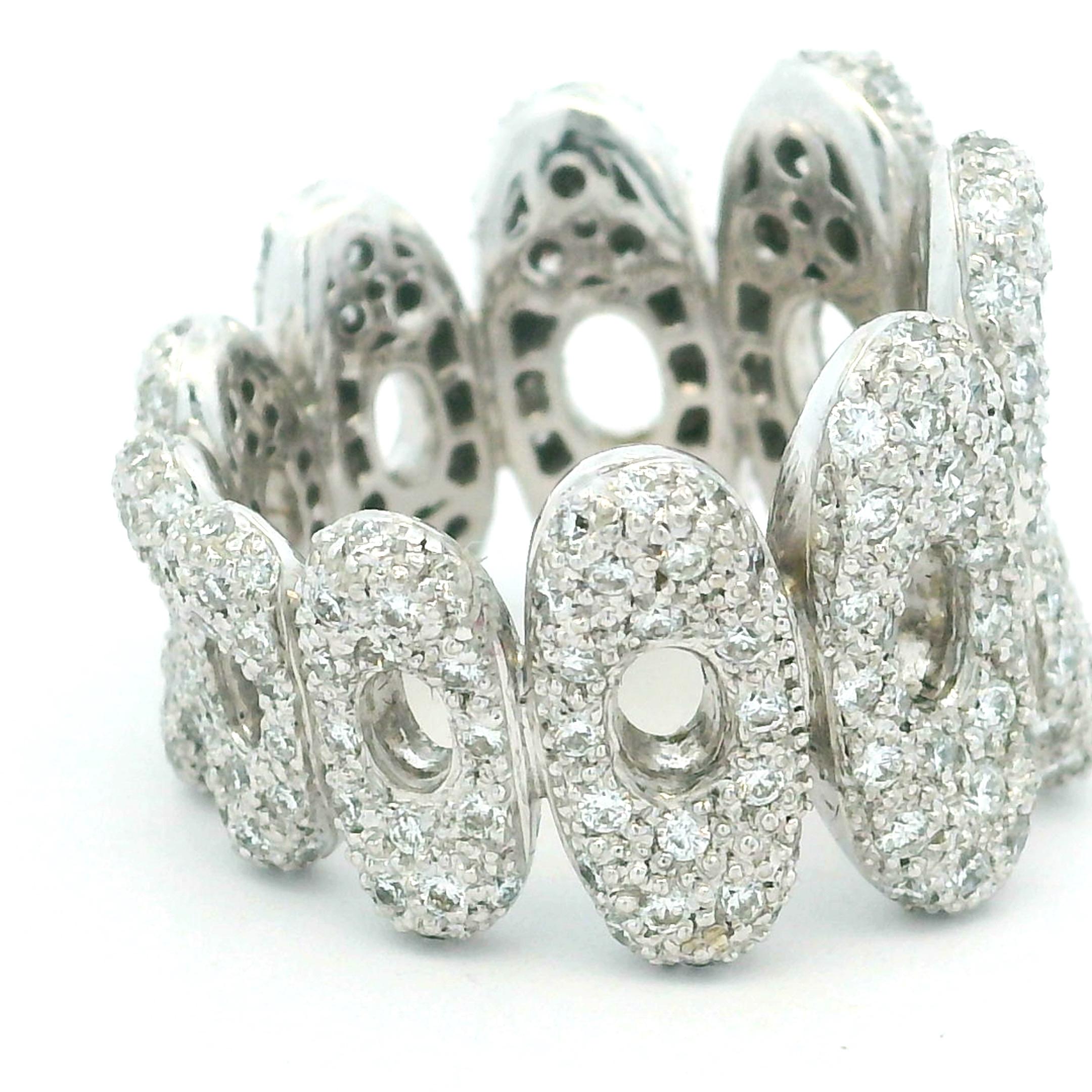 Femenino o masculino Anillo contemporáneo de oro blanco de 18 quilates con eslabón de pavé de diamantes, 3 quilates en venta
