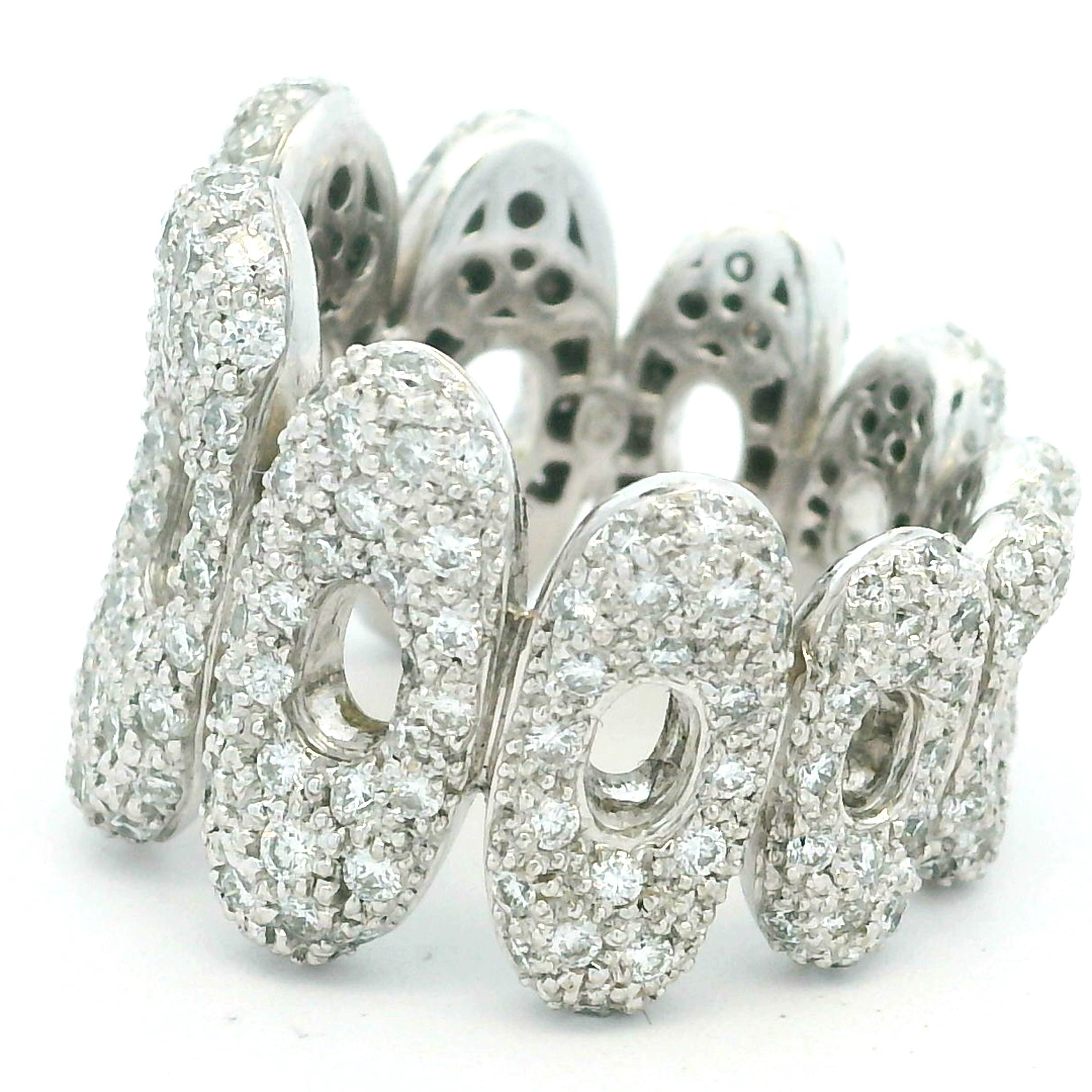 Anillo contemporáneo de oro blanco de 18 quilates con eslabón de pavé de diamantes, 3 quilates en venta 2