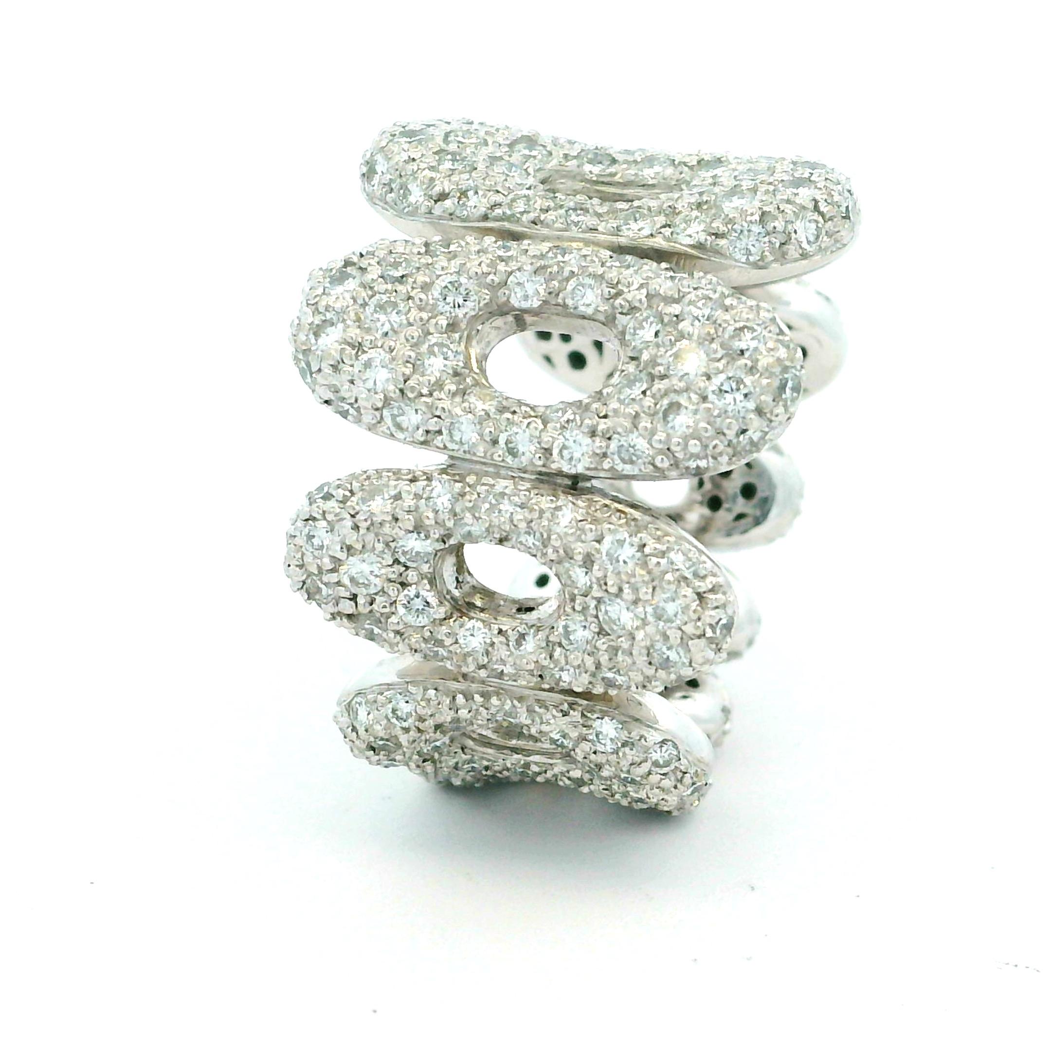 Anillo contemporáneo de oro blanco de 18 quilates con eslabón de pavé de diamantes, 3 quilates en venta 3