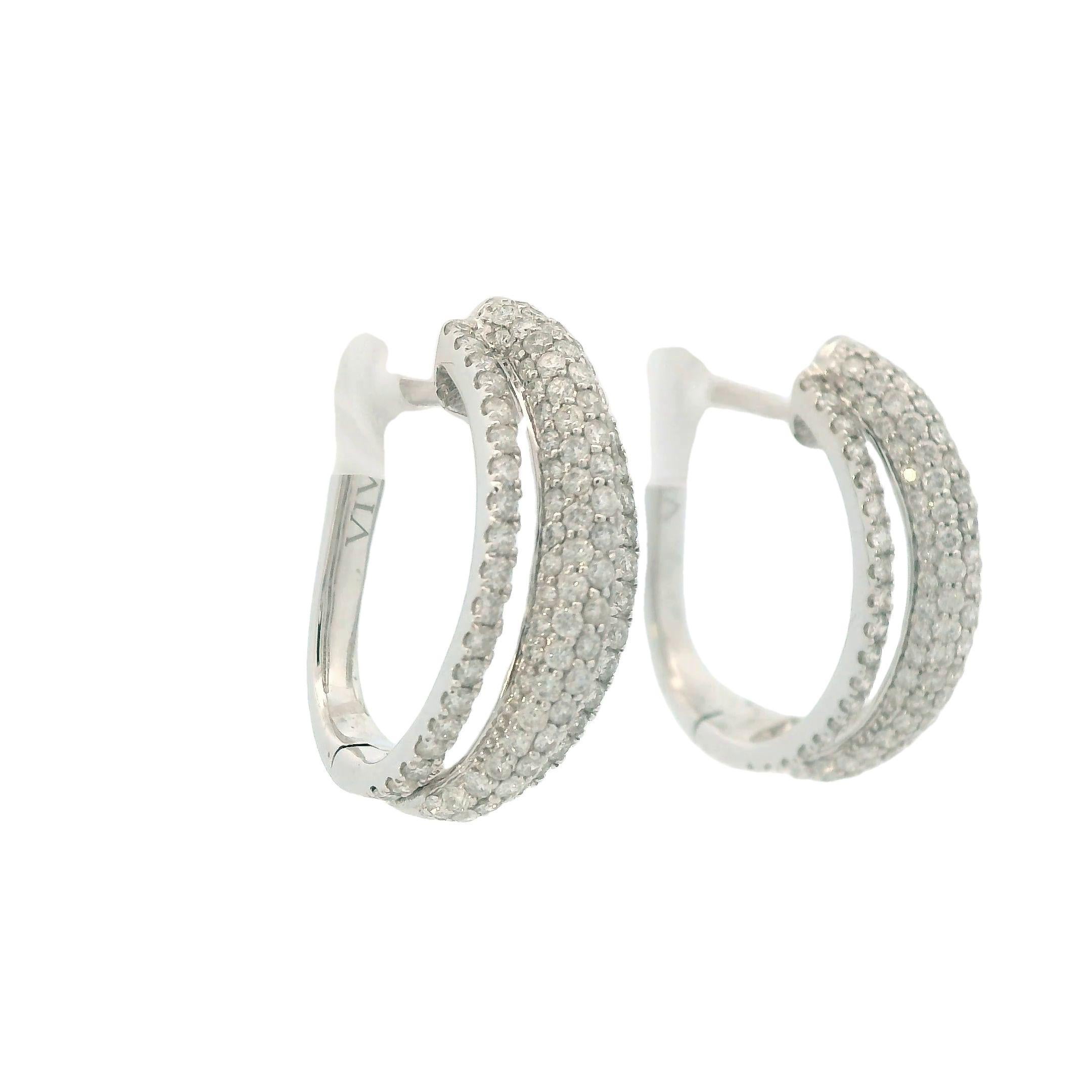 Questo è un incredibile paio di orecchini contemporanei in oro bianco 18 carati con tre file di diamanti rotondi di colore F/G e di purezza SI1 finemente incastonati. 

Questi orecchini in oro bianco presentano tre serie di fasce contenenti cinque