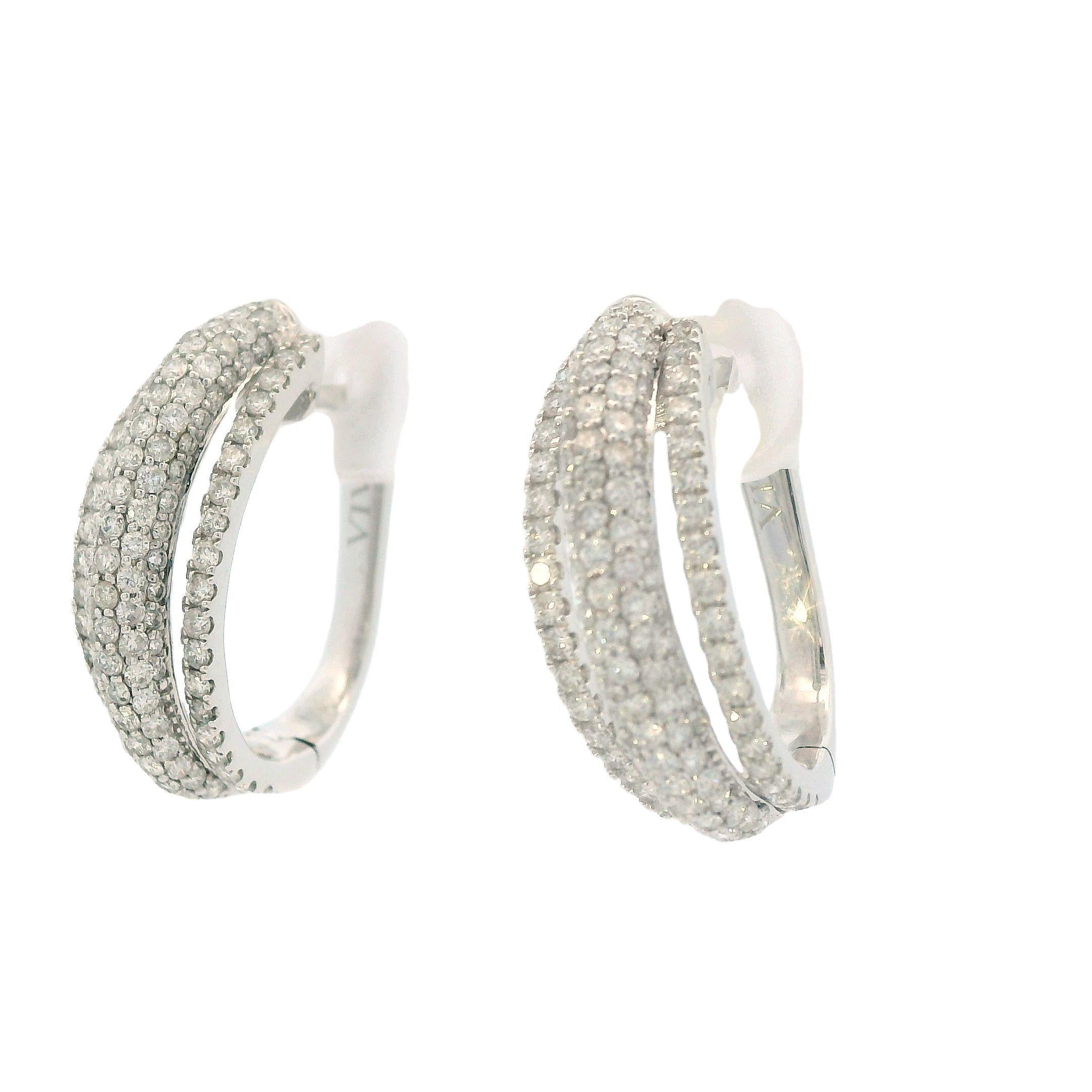 Donna Orecchini a cerchio contemporanei in oro bianco 18 carati con pavé di diamanti e tre file di pendenti in vendita