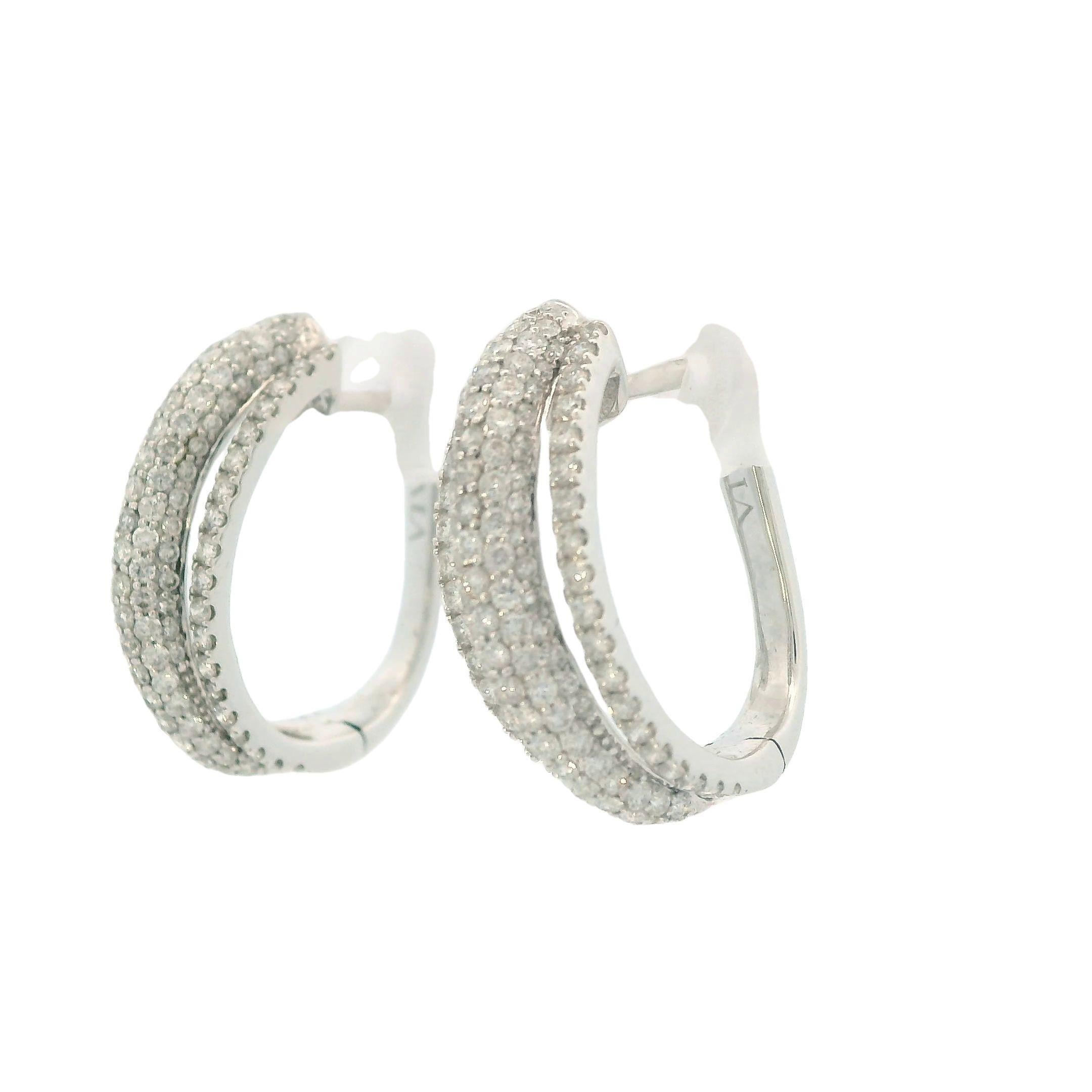 Orecchini a cerchio contemporanei in oro bianco 18 carati con pavé di diamanti e tre file di pendenti in vendita 3