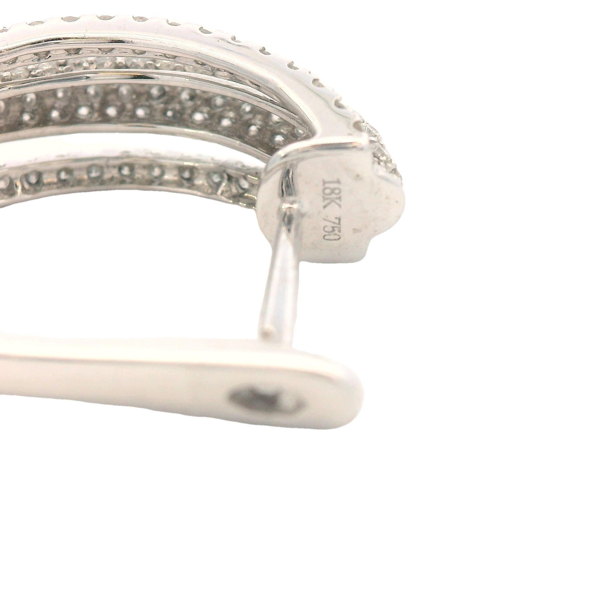 Orecchini a cerchio contemporanei in oro bianco 18 carati con pavé di diamanti e tre file di pendenti in vendita 5