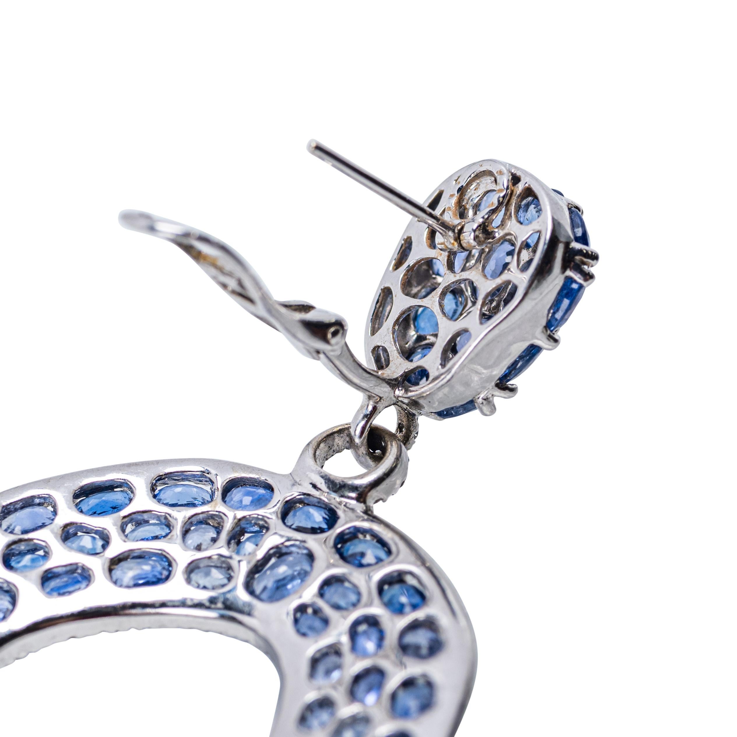Taglio rotondo Orecchini pendenti contemporanei in oro bianco 18 carati con zaffiro e diamante in vendita
