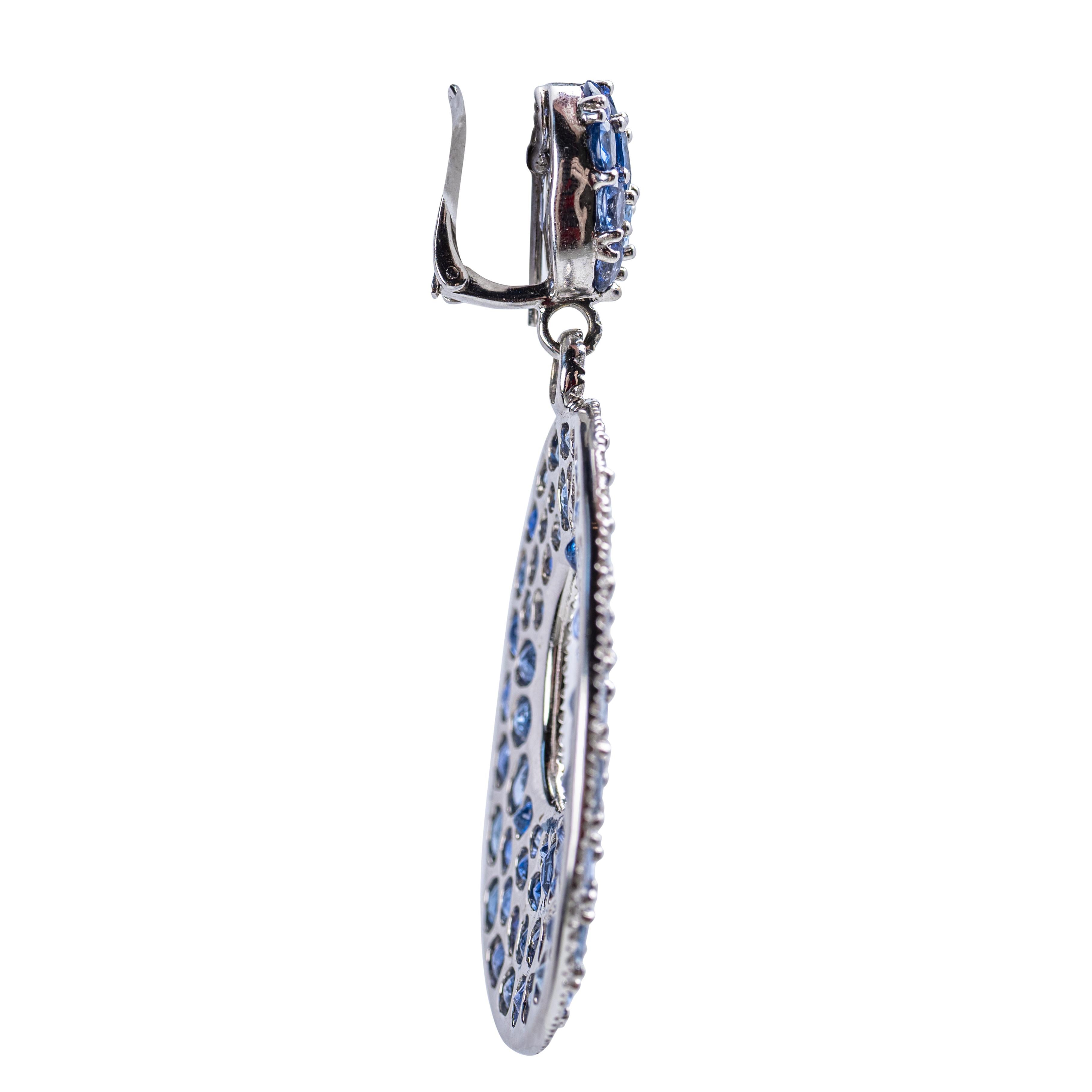 Orecchini pendenti contemporanei in oro bianco 18 carati con zaffiro e diamante In condizioni buone in vendita a Palm Beach, FL