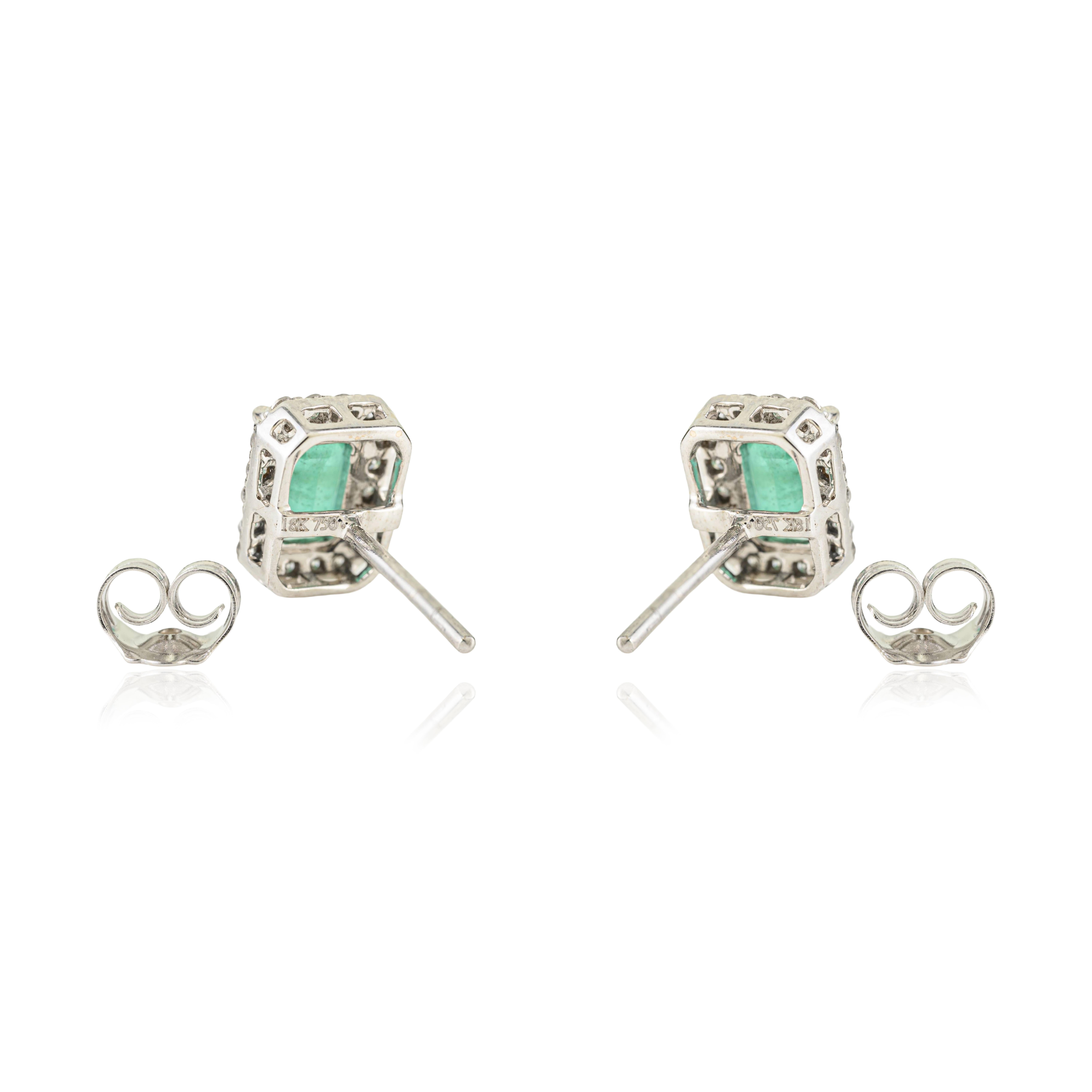 Zeitgenössische Ohrstecker aus 18 Karat Weißgold mit 1,36 Karat Smaragd und Diamant-Halo Damen im Angebot