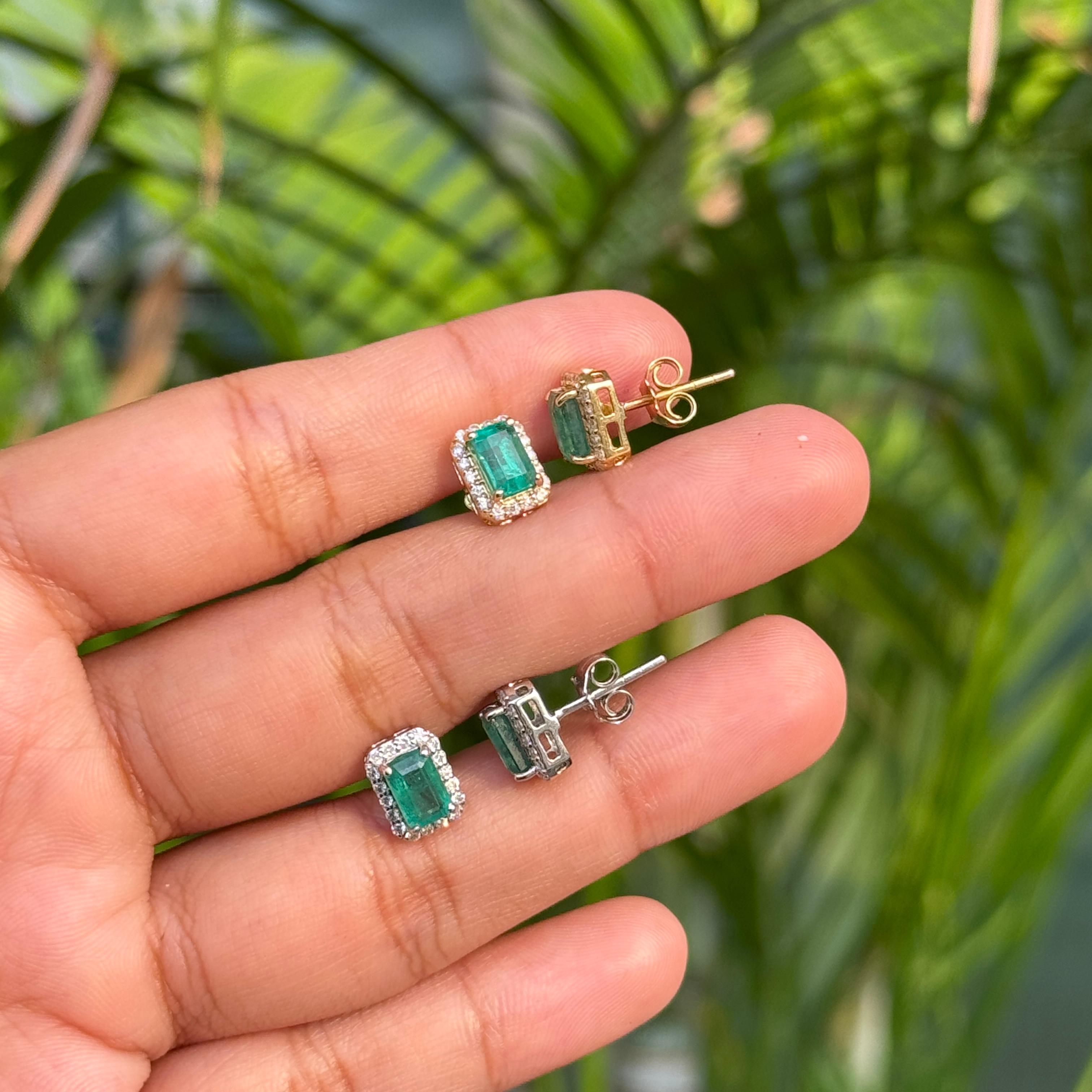Zeitgenössische Ohrstecker aus 18 Karat Weißgold mit 1,36 Karat Smaragd und Diamant-Halo im Angebot 1
