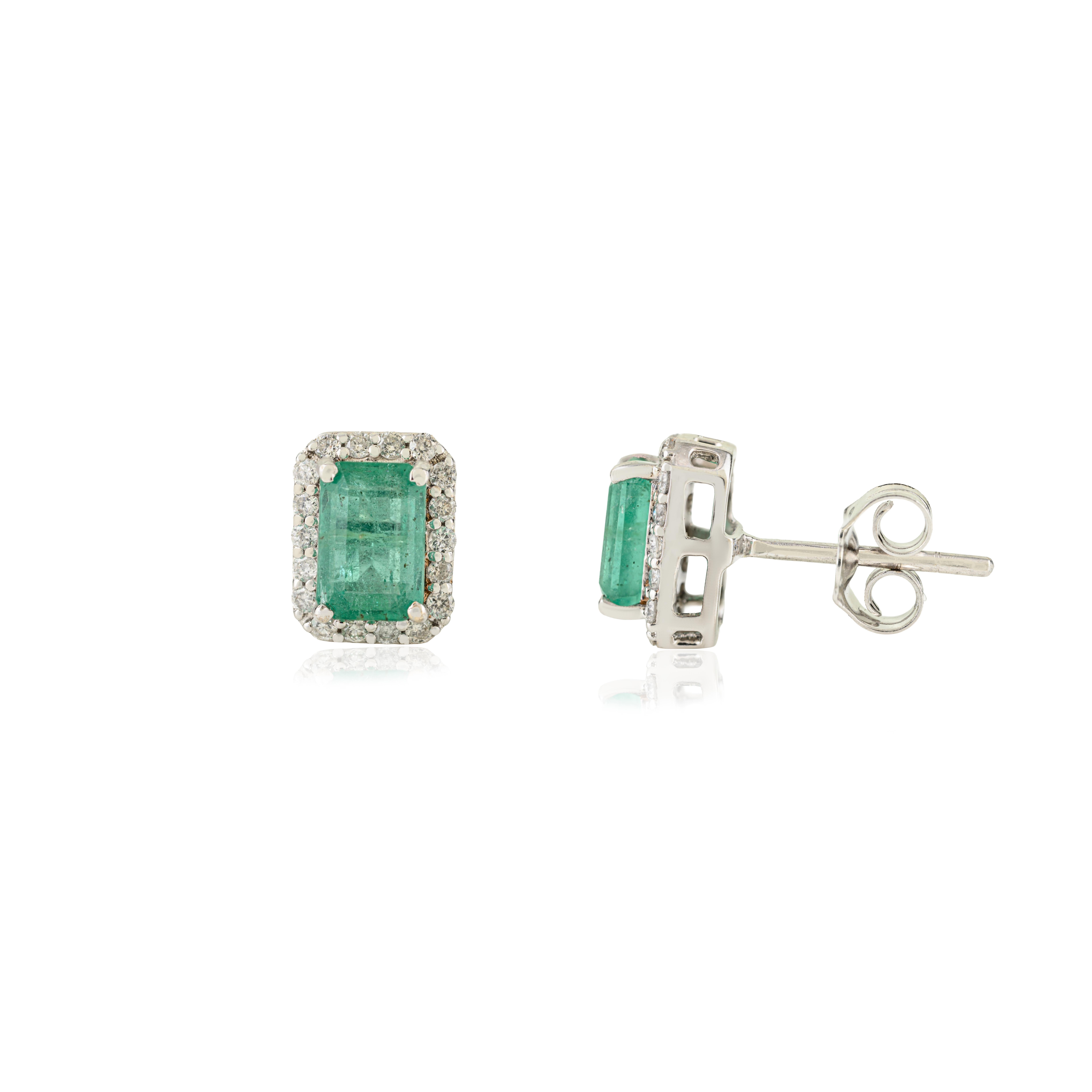 Zeitgenössische Ohrstecker aus 18 Karat Weißgold mit 1,36 Karat Smaragd und Diamant-Halo im Angebot 2