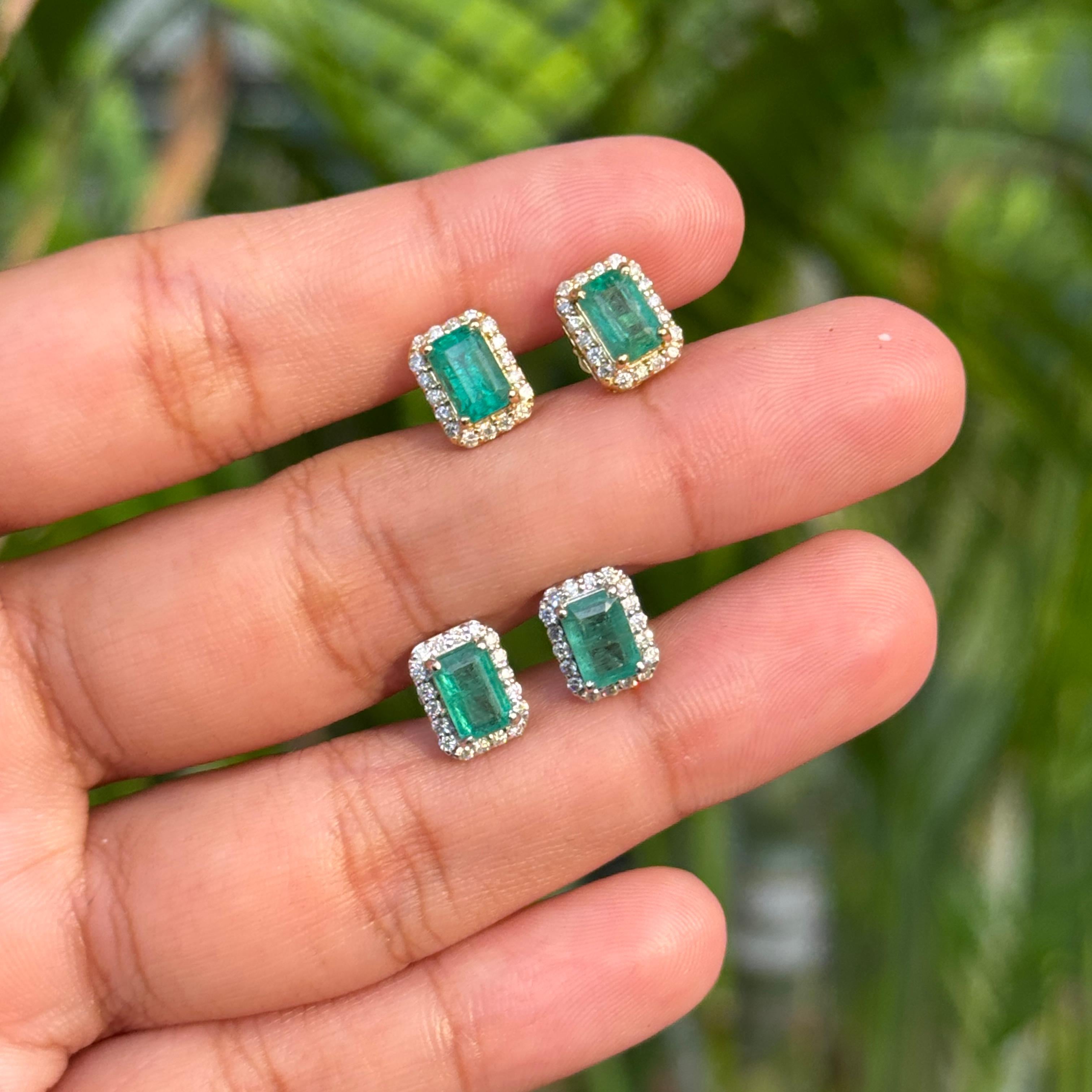 Zeitgenössische Ohrstecker aus 18 Karat Weißgold mit 1,36 Karat Smaragd und Diamant-Halo im Angebot 3