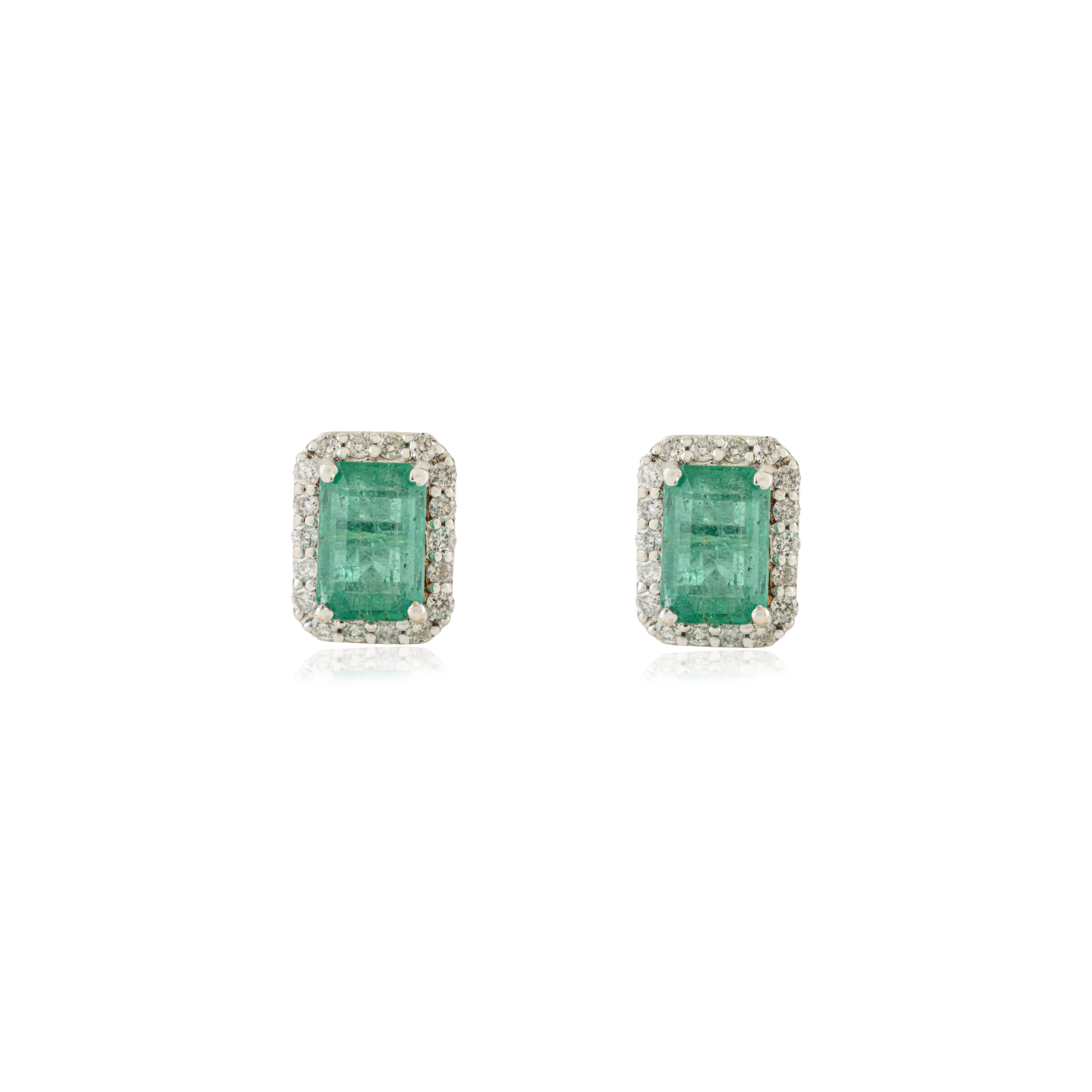 Zeitgenössische Ohrstecker aus 18 Karat Weißgold mit 1,36 Karat Smaragd und Diamant-Halo im Angebot 4