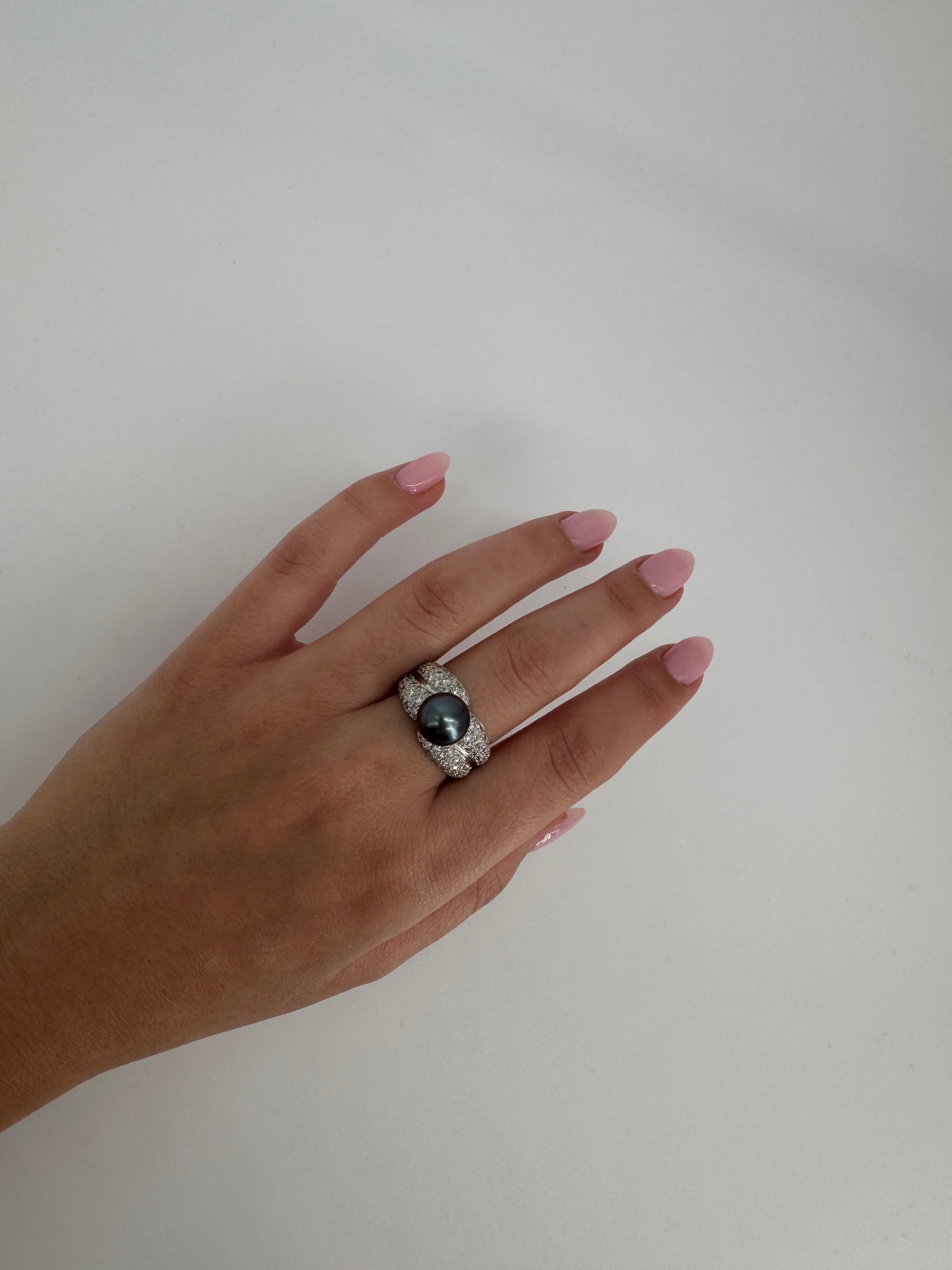 Contemporary 18K White Gold Tahitian Pearl & 3 ct Diamond Ribbon-Style Ring, FR For Sale 5