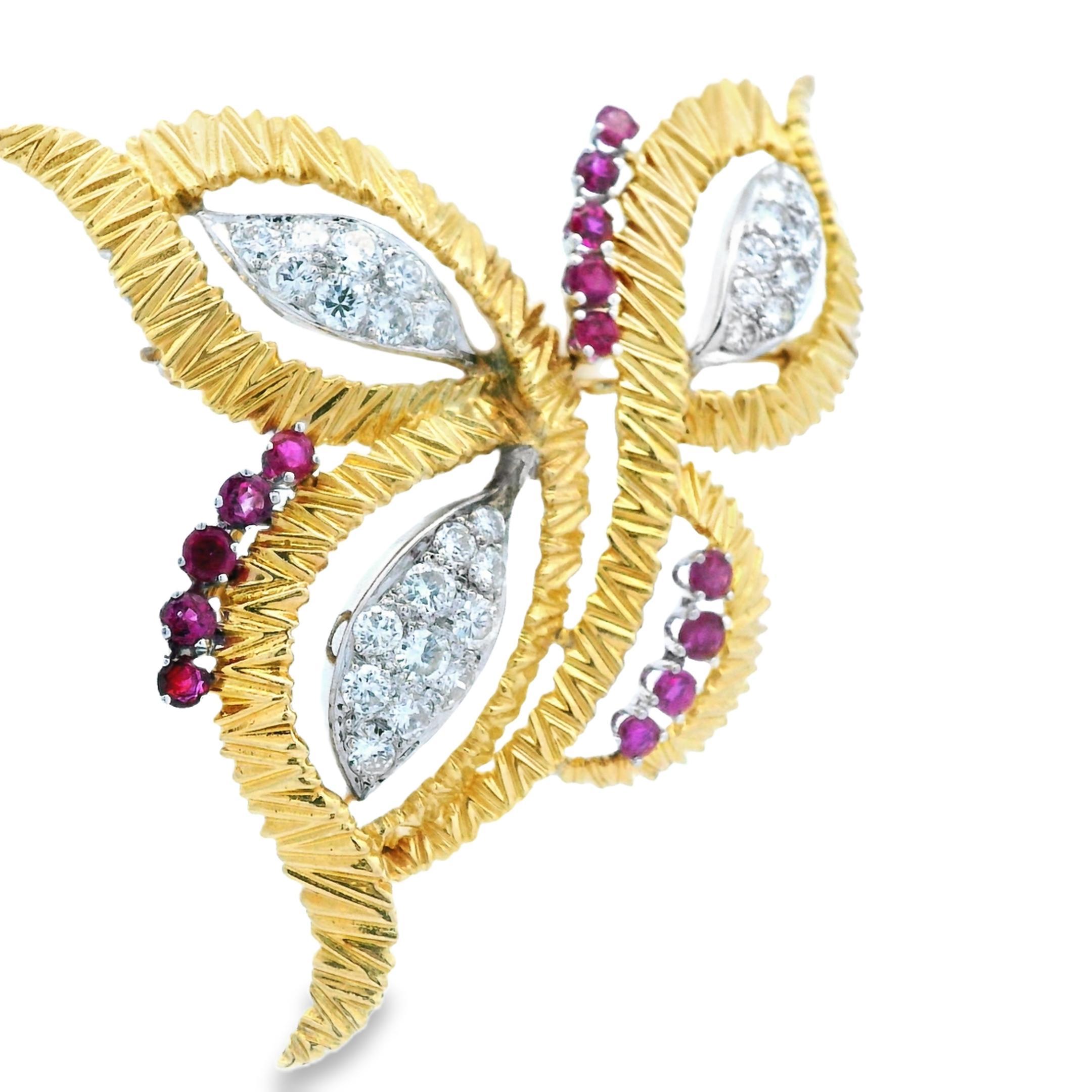 Taglio rotondo Spilla/pendente a forma di farfalla in oro giallo e bianco 18k con rubino e diamante in vendita