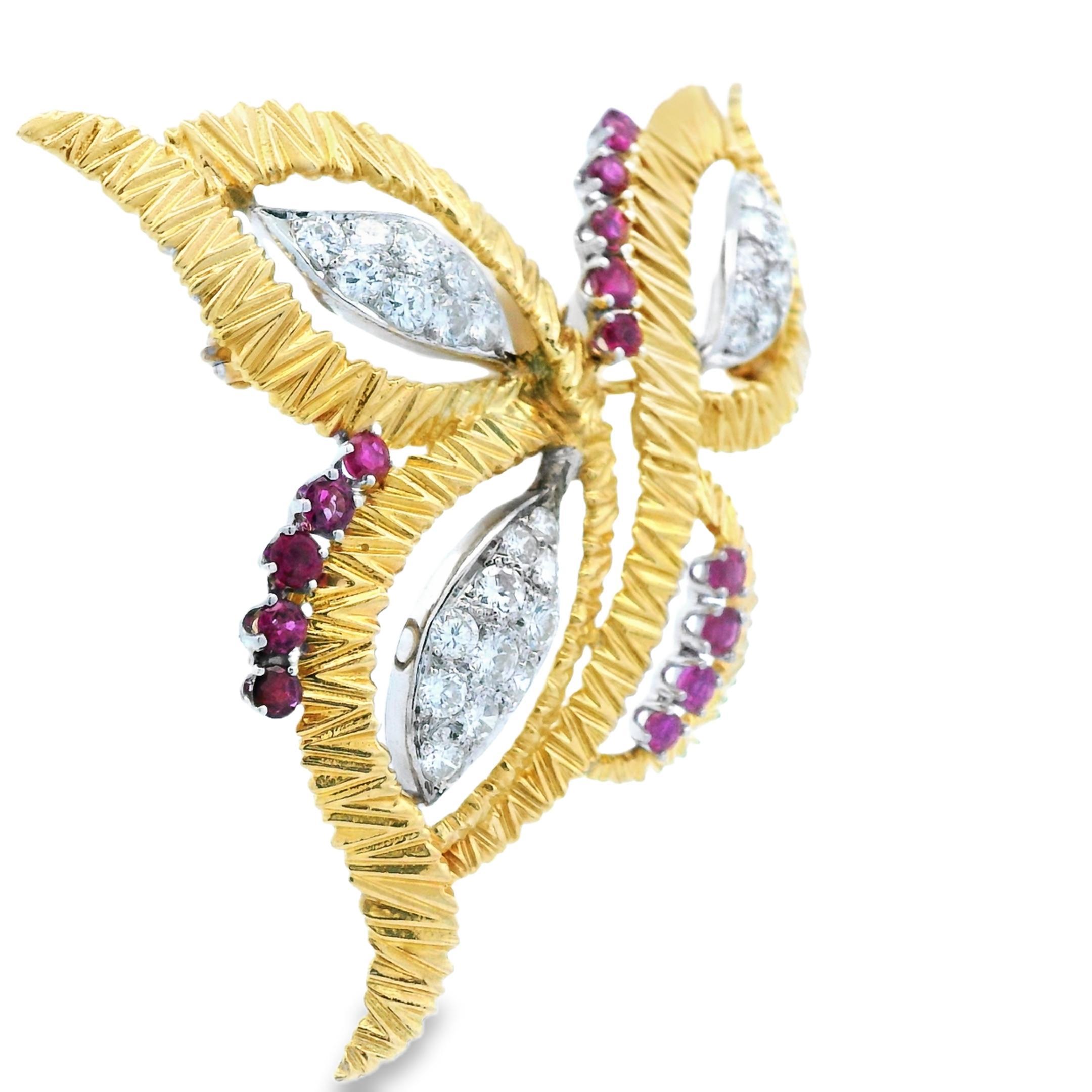 Spilla/pendente a forma di farfalla in oro giallo e bianco 18k con rubino e diamante In condizioni ottime in vendita a Lexington, KY