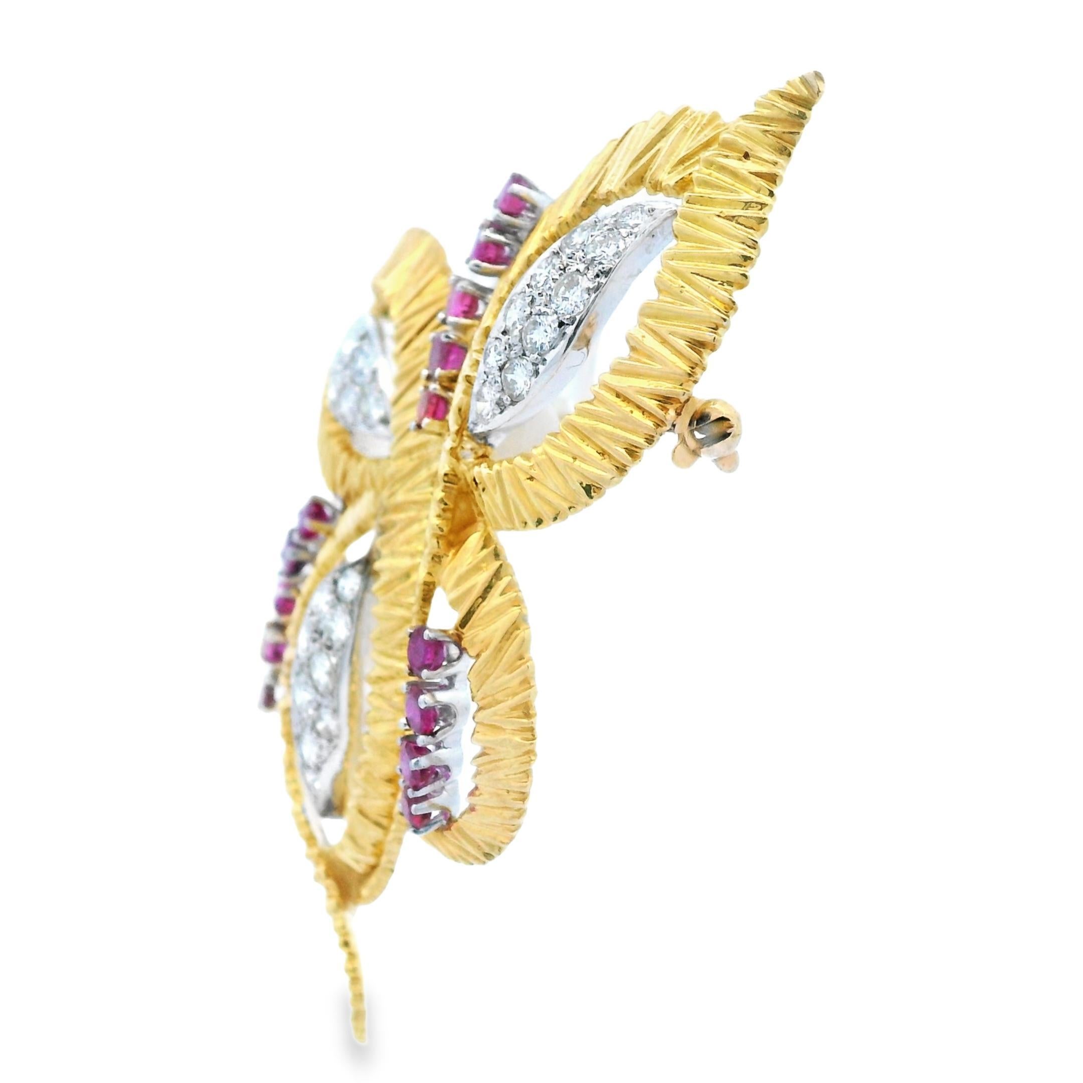 Donna Spilla/pendente a forma di farfalla in oro giallo e bianco 18k con rubino e diamante in vendita