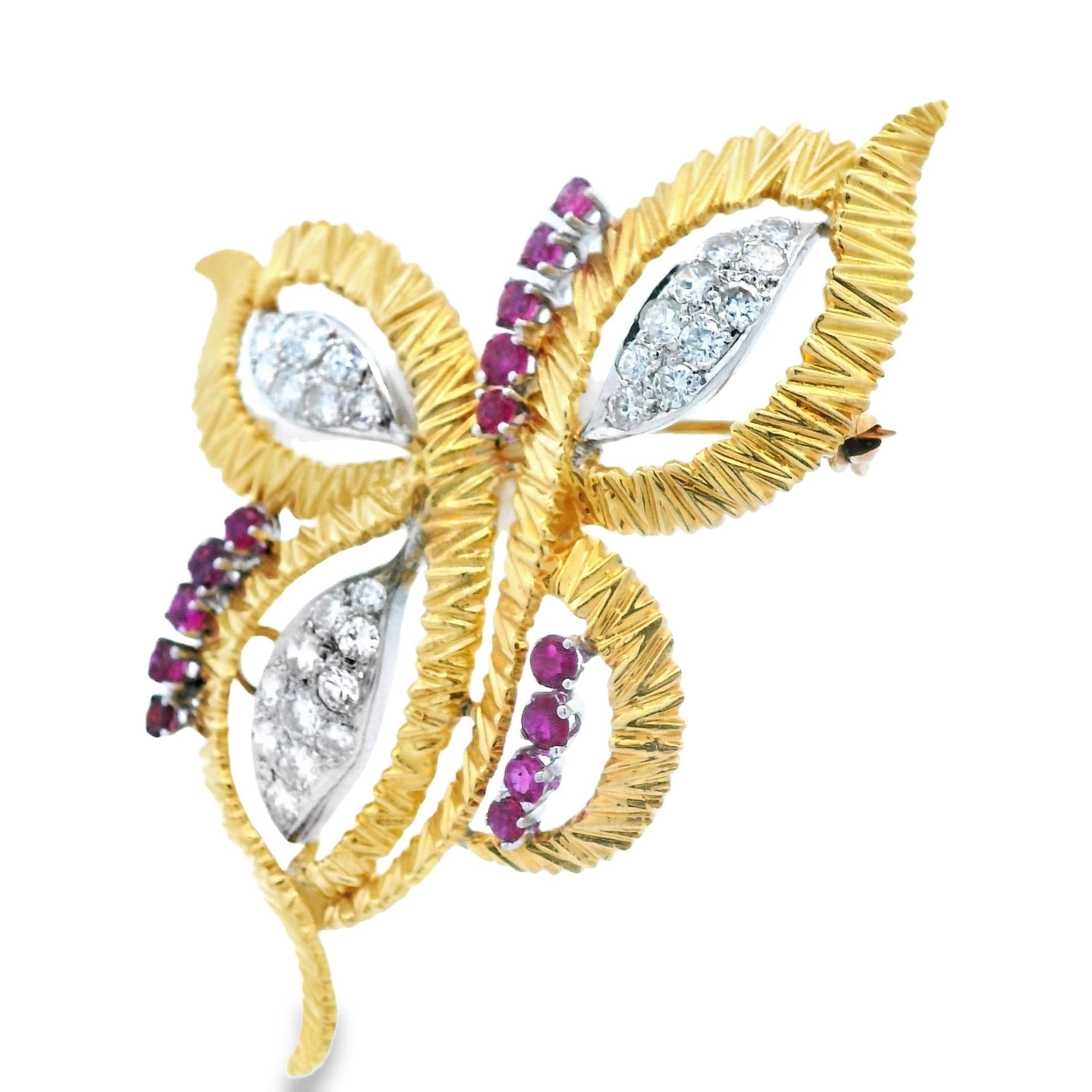 Spilla/pendente a forma di farfalla in oro giallo e bianco 18k con rubino e diamante in vendita 1