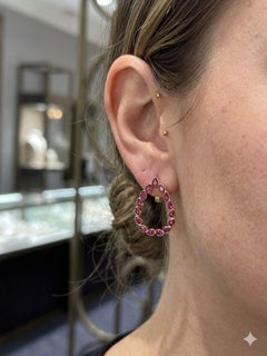 Boucles d'oreilles contemporaines en or jaune 18 carats, ornées de rubis taille poire d'un poids total de 3,72 carats, en forme de larme ouverte