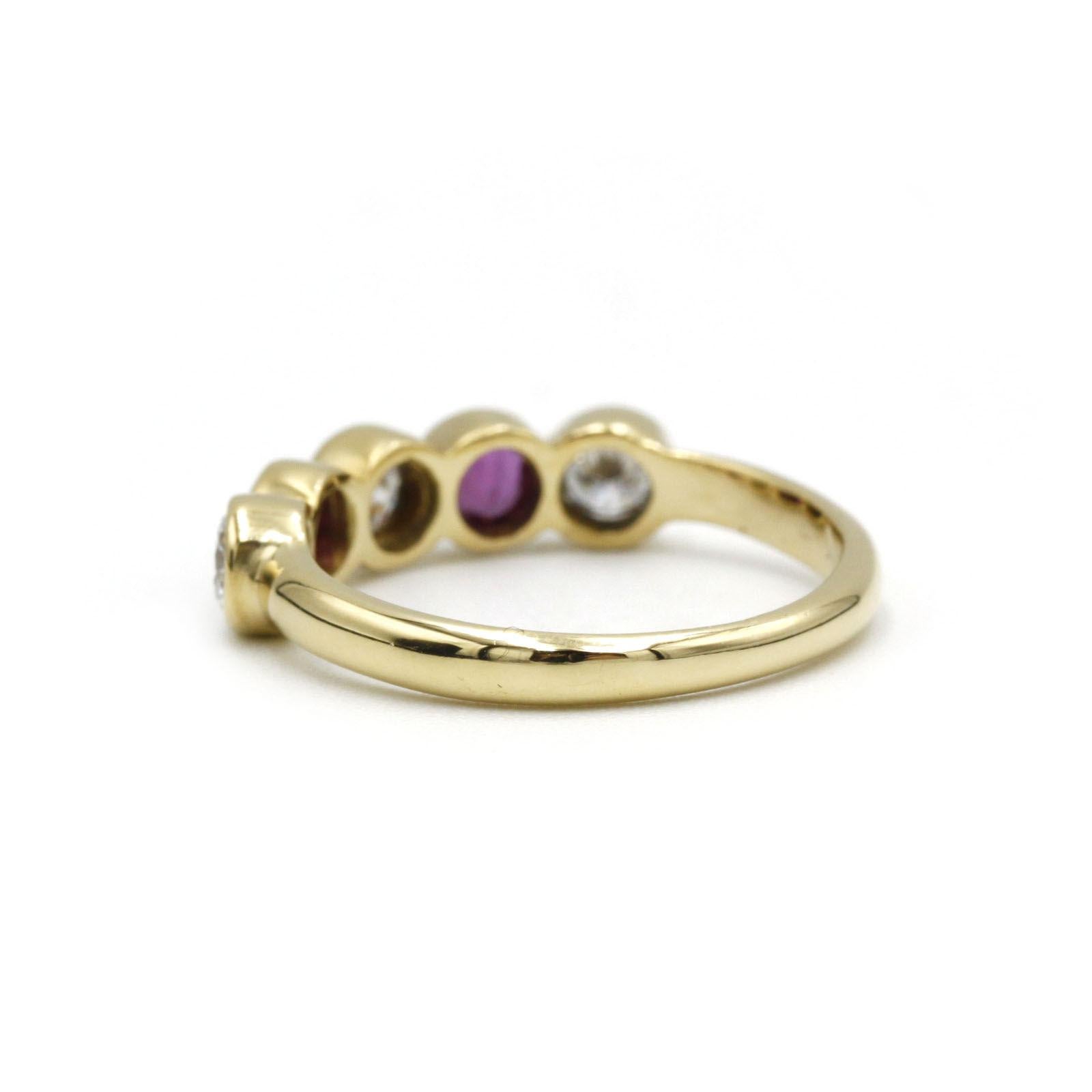 Moderne Bague demi-bandeau en or jaune 18K alternant diamants et rubis, contemporaine en vente