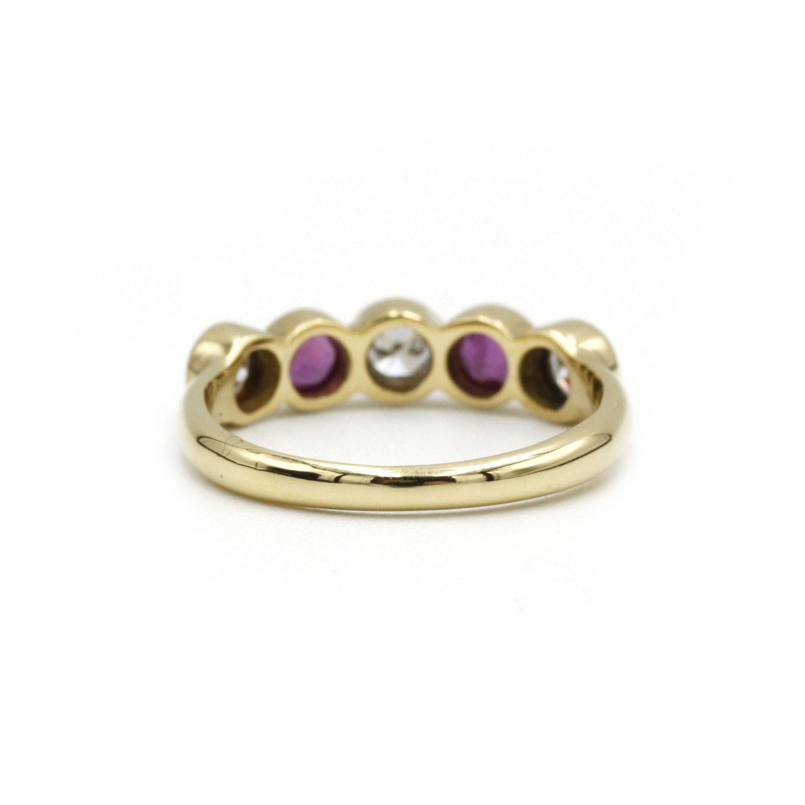 Taille brillant Bague demi-bandeau en or jaune 18K alternant diamants et rubis, contemporaine en vente
