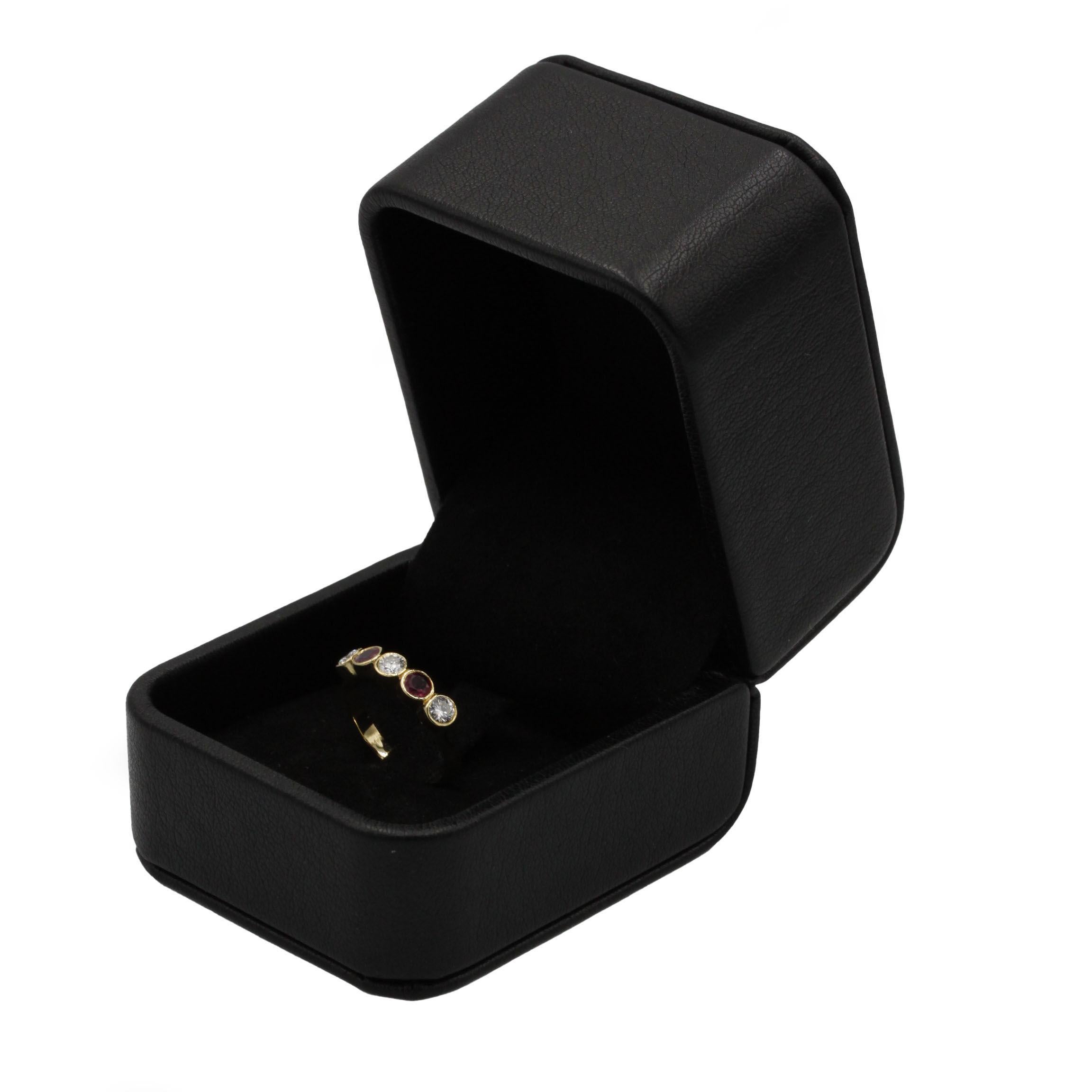 Bague demi-bandeau en or jaune 18K alternant diamants et rubis, contemporaine Bon état - En vente à MONTMORENCY, FR