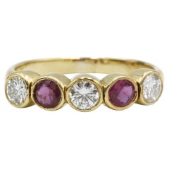 Contemporary 18K Gelbgold Abwechselnd Diamant & Rubin Halbband Ring
