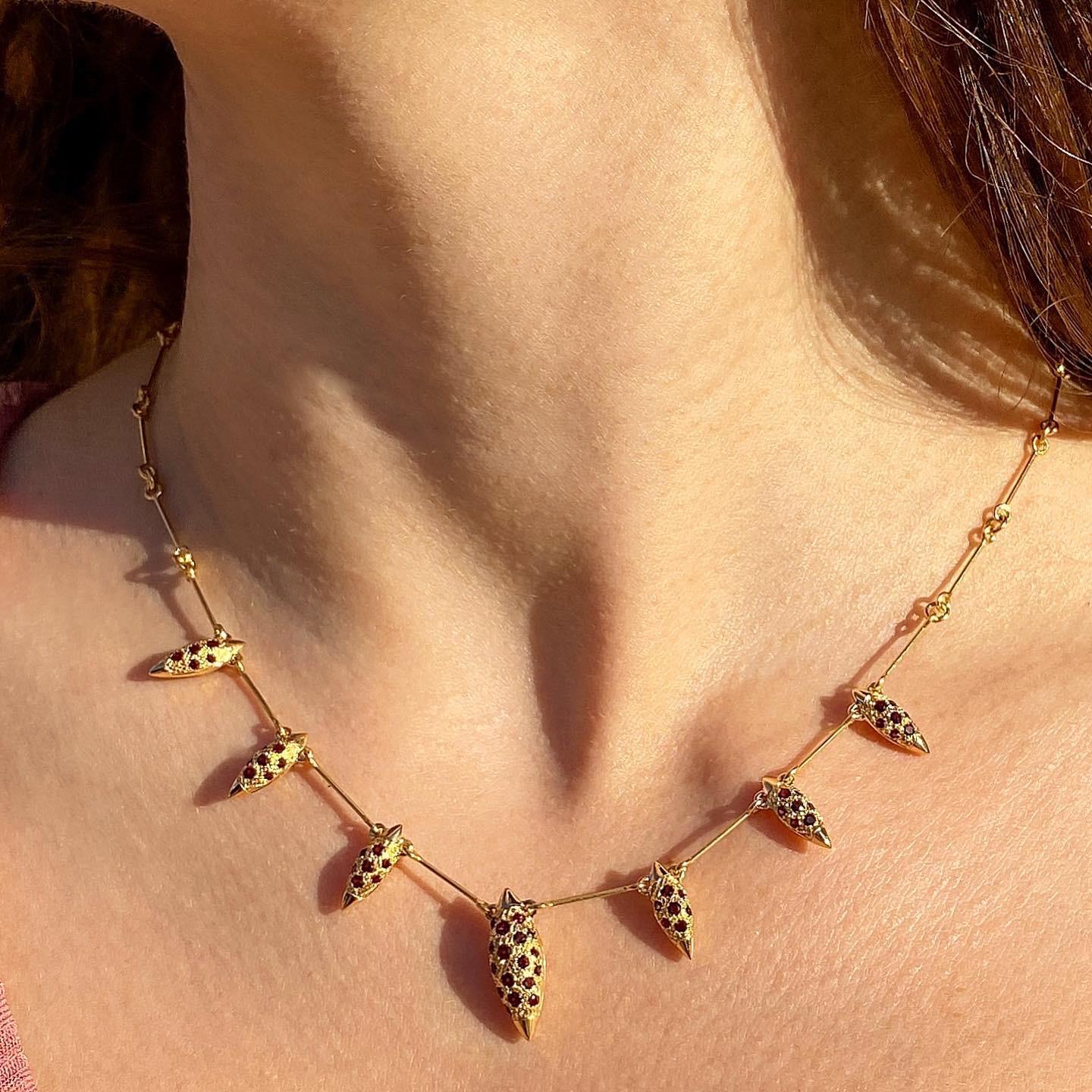 da uomo o donna Collana contemporanea in oro giallo 18 carati e granato rosso, realizzata a mano con catena di grano in vendita